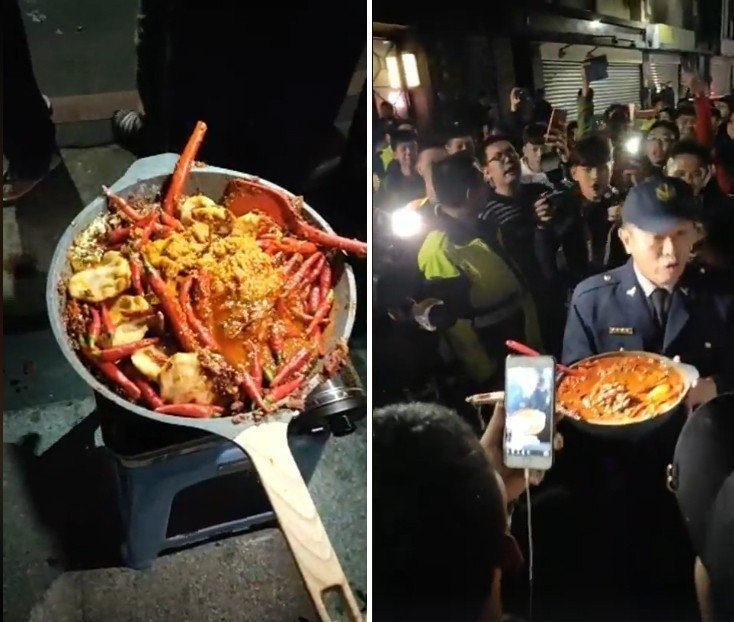 為了讓民眾解散，蘆洲警分局副分局長吳恆隆收下直播主現場炒的「炒辣椒」。（聯合新聞網提供）
