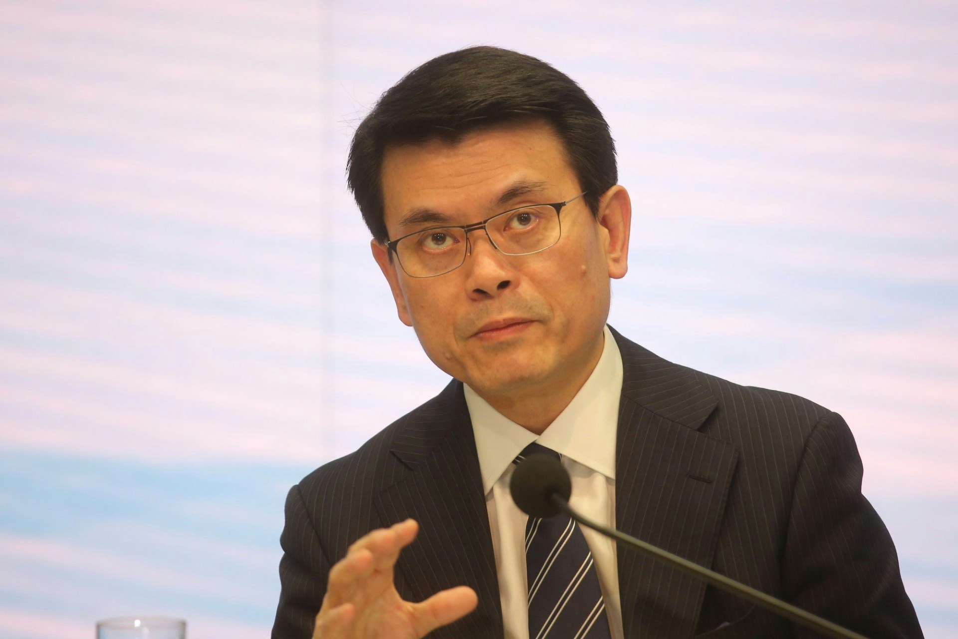 商務及經濟發展局局長邱騰華表示，近五年內的不良銷售手法投訴當中，有77%為美容及健身中心行業，當中的受害人不乏長者或智力較低人士，認為需要先作監管。（資料圖片 / 林若勤攝）