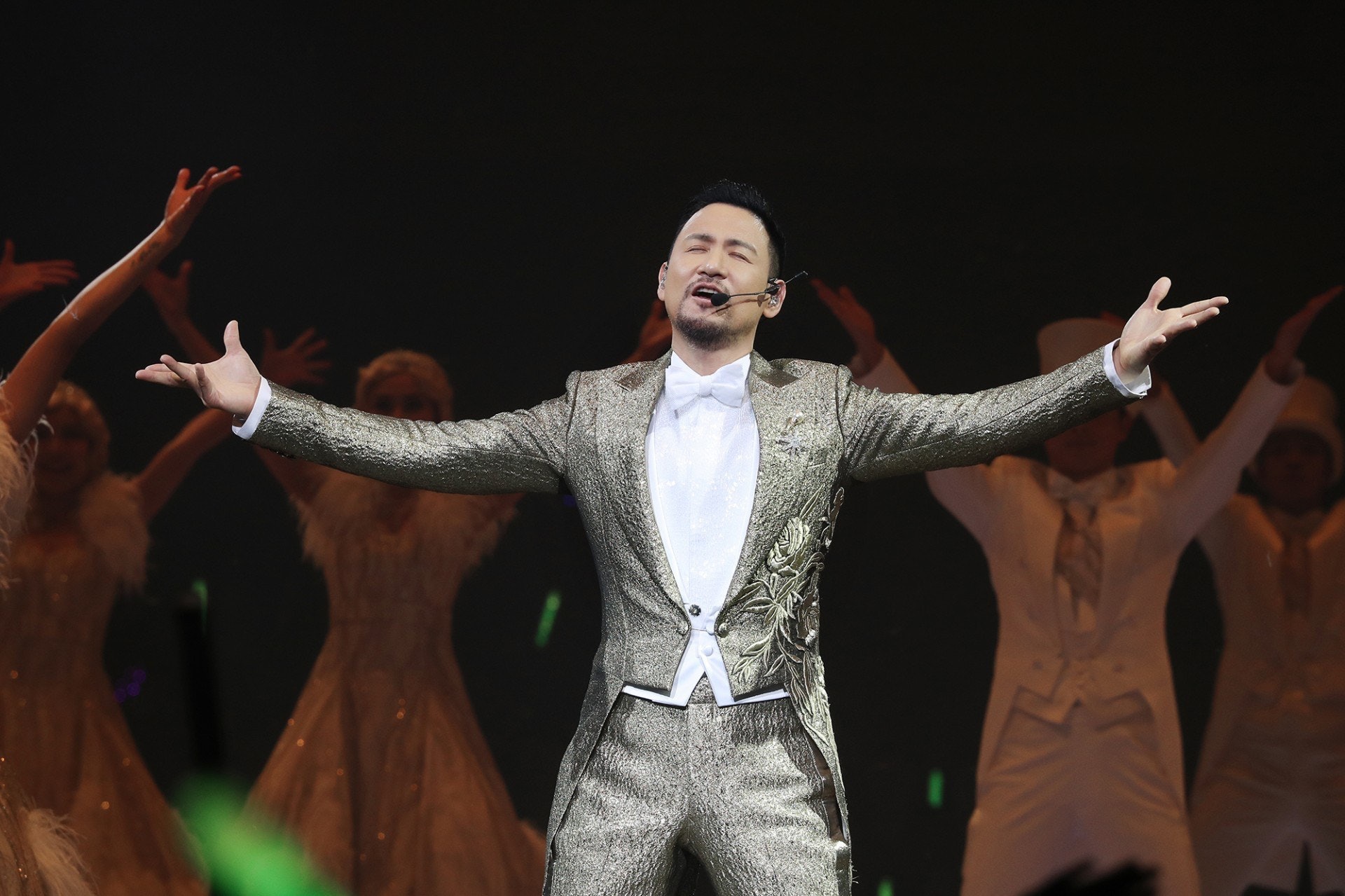 張學友在這一次巡迴演唱會後,下一次開演唱會已不知是何時,大家好好珍惜。 張學友在這一次巡迴演唱會後,下一次開演唱會已不知是何時,大家好好珍惜。