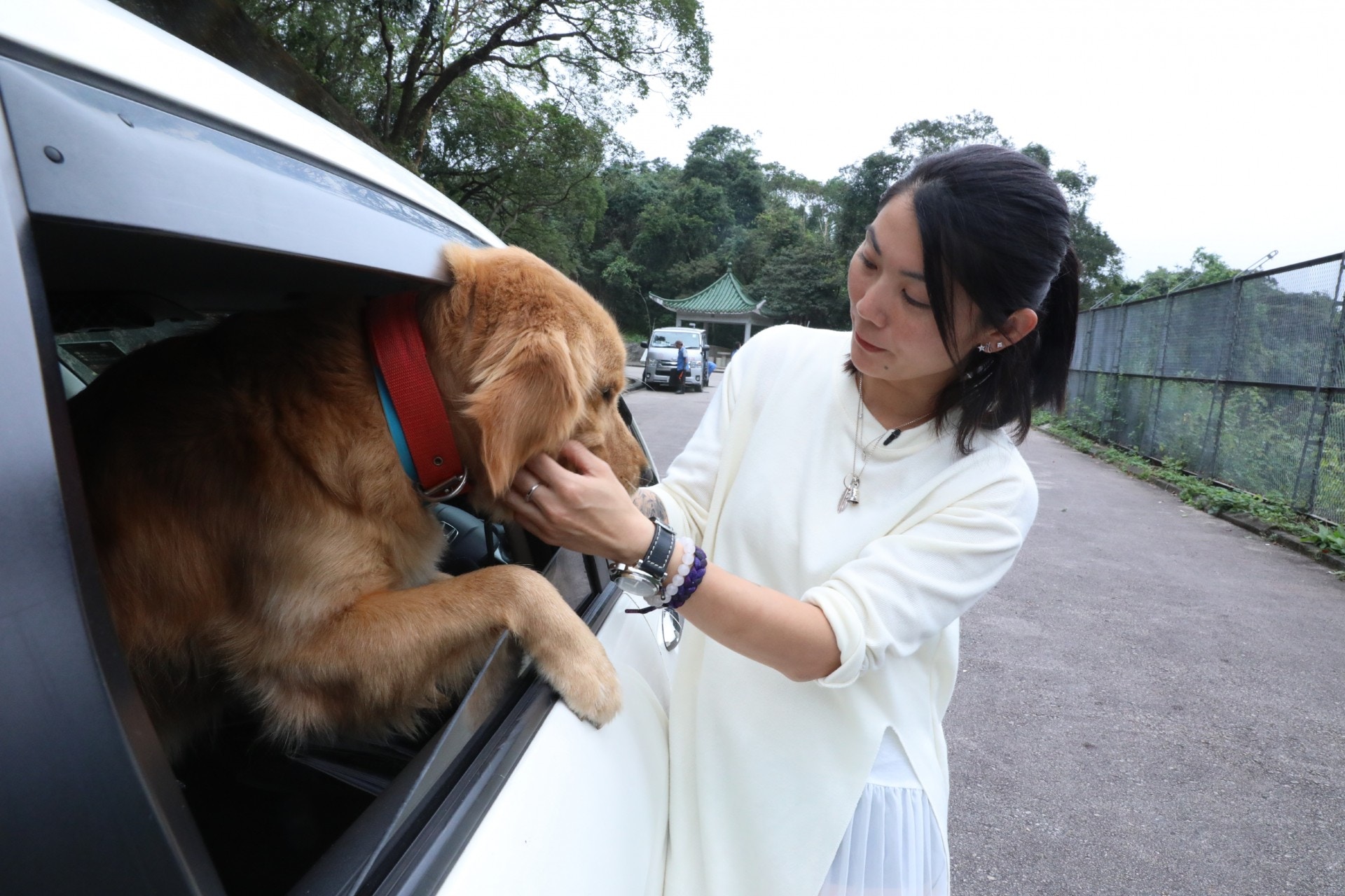 Nicole從小居住西貢,經常會與貓貓狗狗一同出入,名符其實一位「女泰山」!( 鄧凱愉攝) Nicole從小居住西貢,經常會與貓貓狗狗一同出入,名符其實一位「女泰山」!( 鄧凱愉攝)