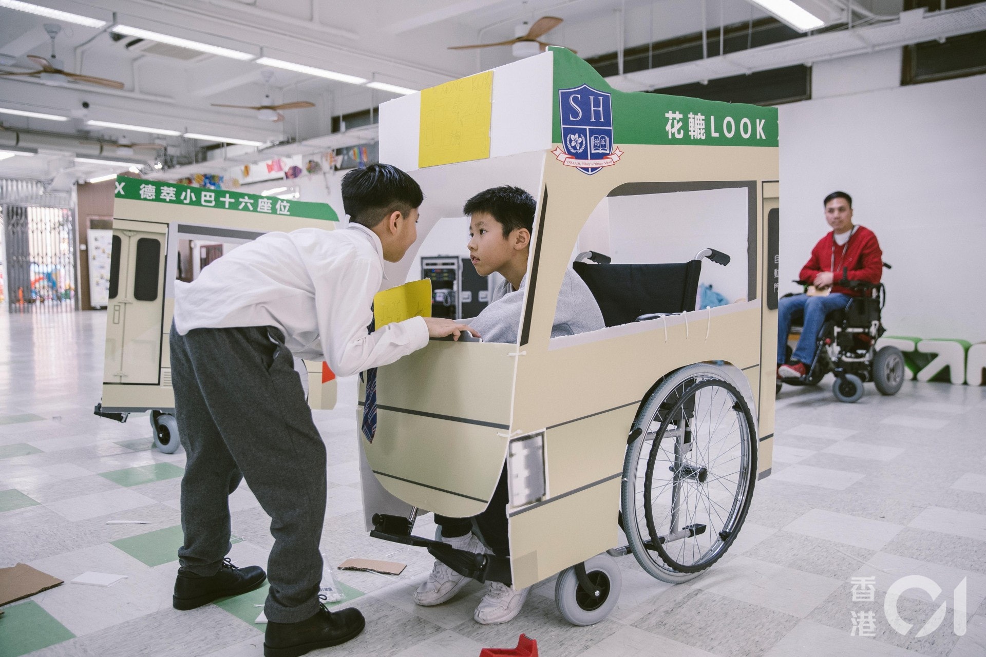 日常生活中較少機會接觸輪椅,學生們對輪椅相當好奇。(鄭子峰攝)