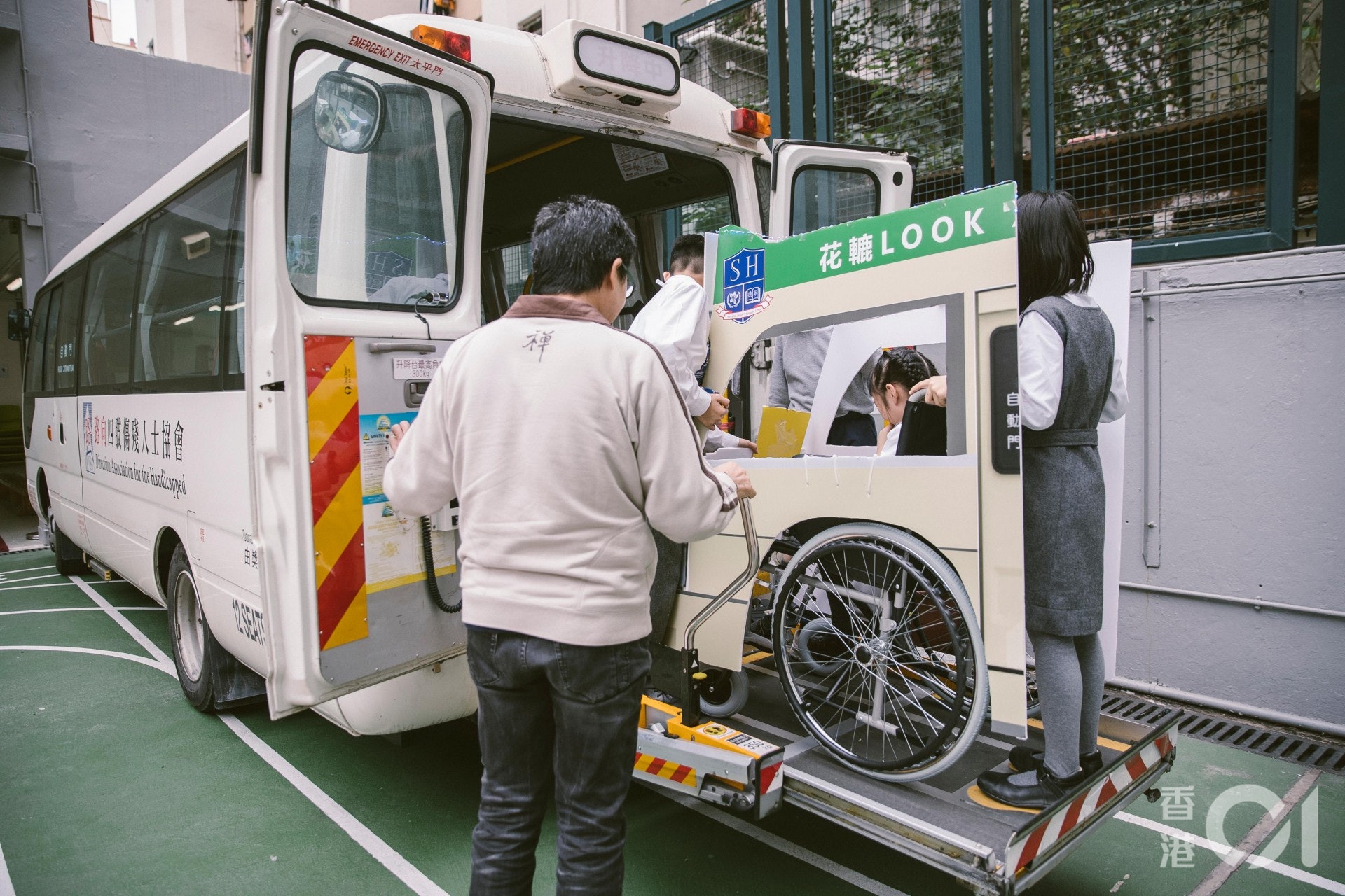 坐上輪椅的學生們，更體驗登上復康巴士的感覺。(鄭子峰攝)