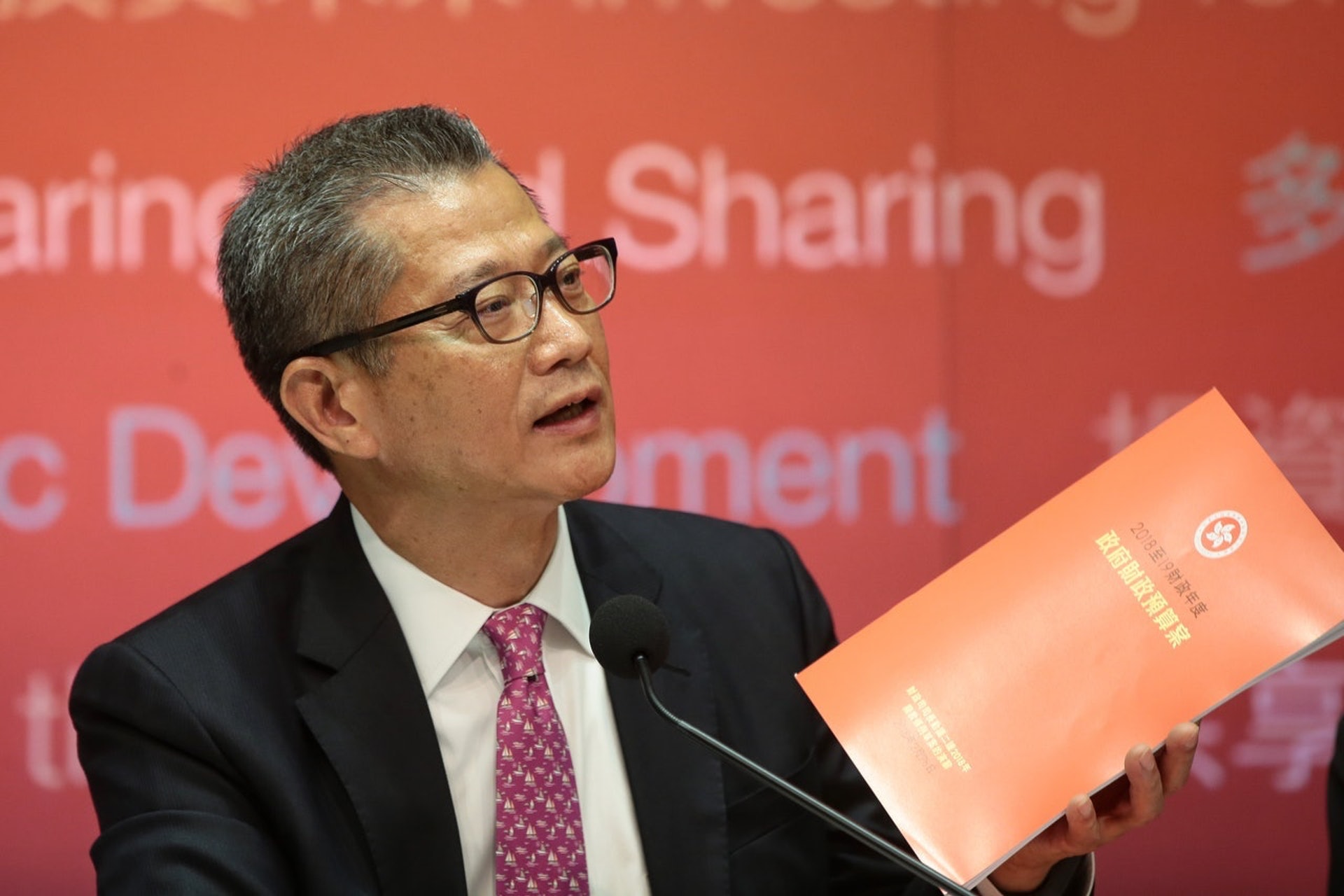 財政司司長陳茂波在去年財政預算案後分布「關愛共享計劃」,派錢4000元。(資料圖片) 財政司司長陳茂波在去年財政預算案後分布「關愛共享計劃」,派錢4000元。(資料圖片)