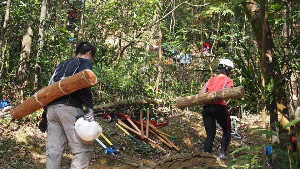 【自己山徑自己修】60名義工親手搬木材上山 打造手作步道 【自己山徑自己修】60名義工親手搬木材上山 打造手作步道