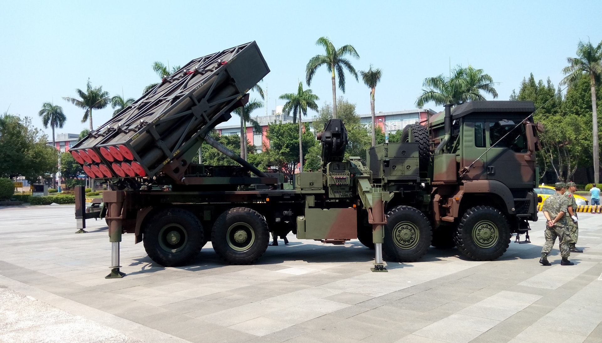 2016年9月1日,台灣軍人節之際,曾展示過雷霆2000多管火箭車。 2016年9月1日,台灣軍人節之際,曾展示過雷霆2000多管火箭車。