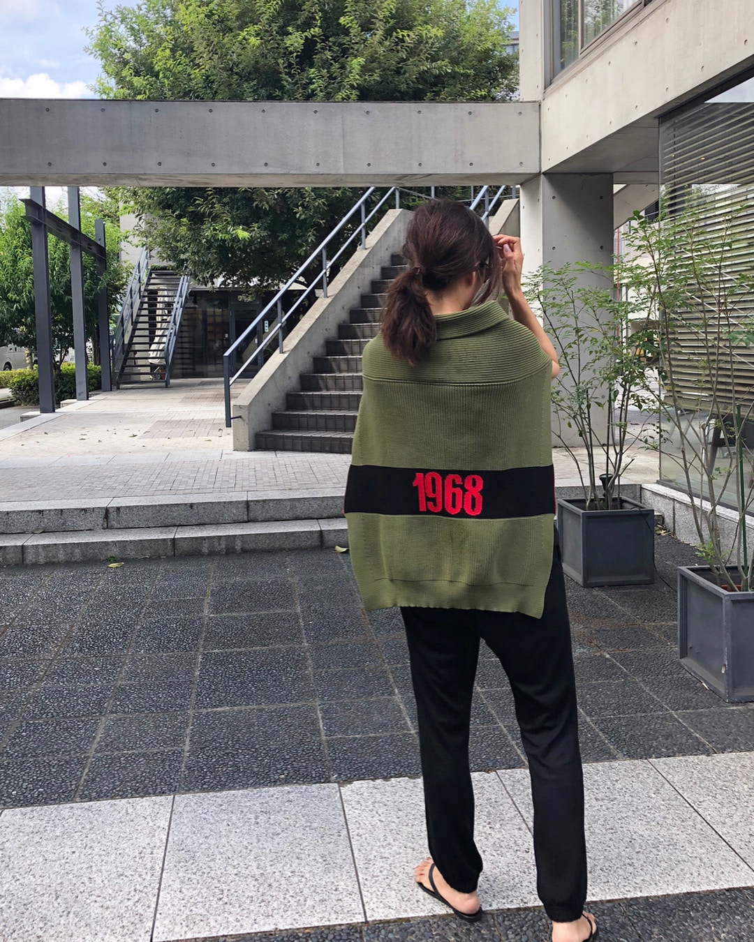 軍綠色單品也予人一種淑女的感覺。(aya_green1010@Instagram)