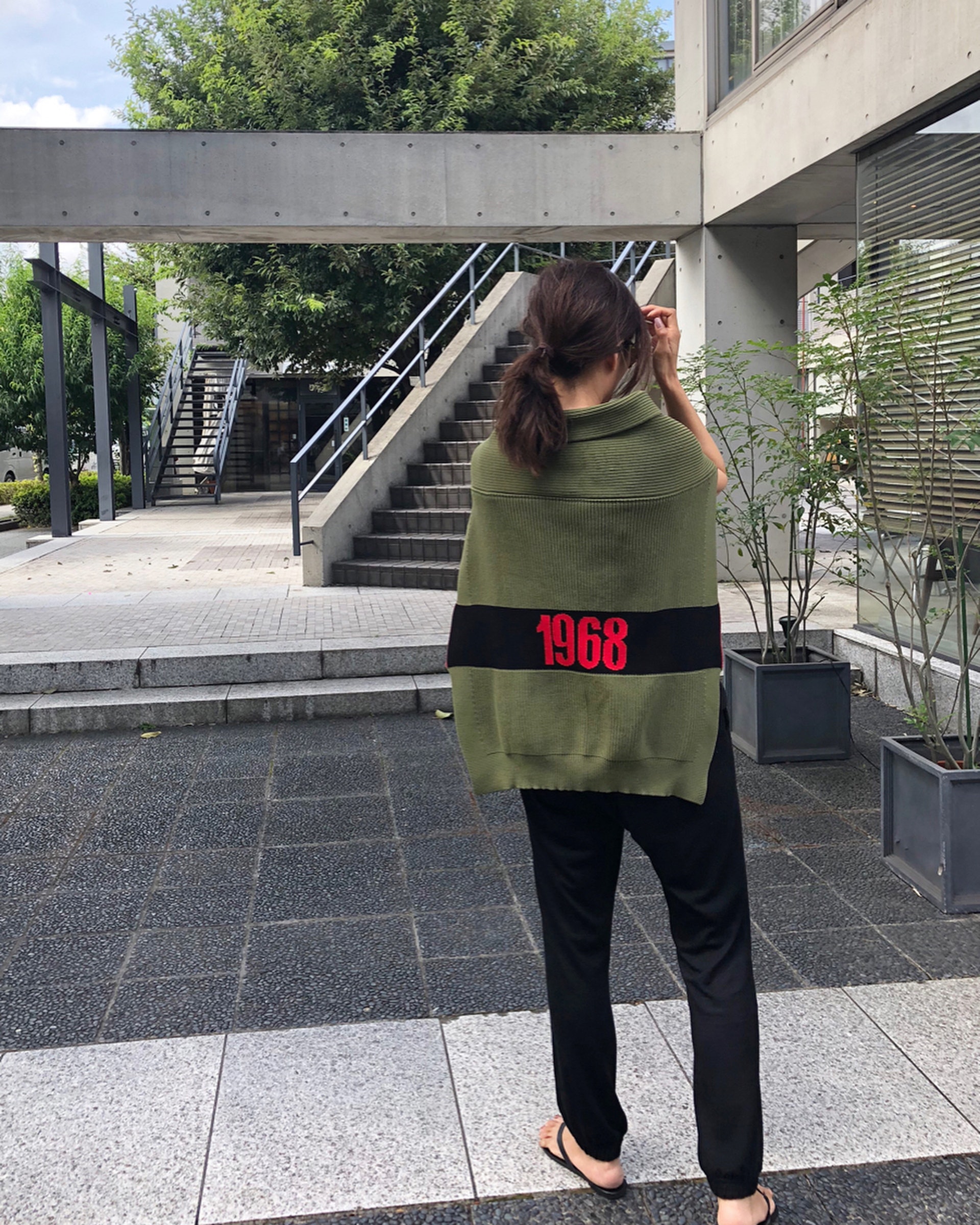 軍綠色單品也予人一種淑女的感覺。(aya_green1010@Instagram)