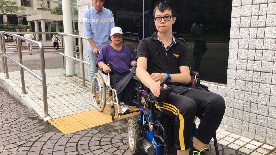 無障通道滿障礙 輪椅人士:對我們來說平路都是崎嶇 無障通道滿障礙 輪椅人士:對我們來說平路都是崎嶇