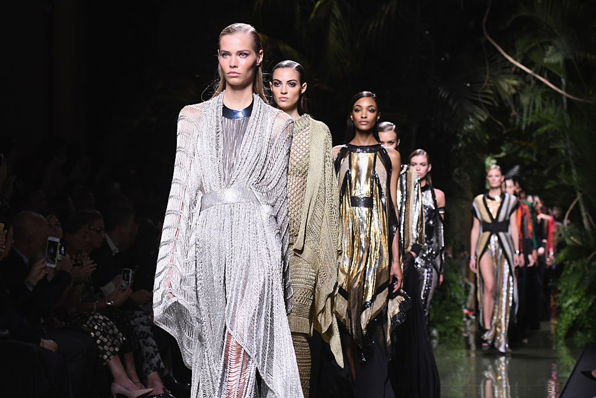Balmain 2017年春夏系列共推出近80款造型,以中東女性的時尚打扮作靈感來源,似是向新金主卡達王妃致敬。(Getty Images) Balmain 2017年春夏系列共推出近80款造型,以中東女性的時尚打扮作靈感來源,似是向新金主卡達王妃致敬。(Getty Images)