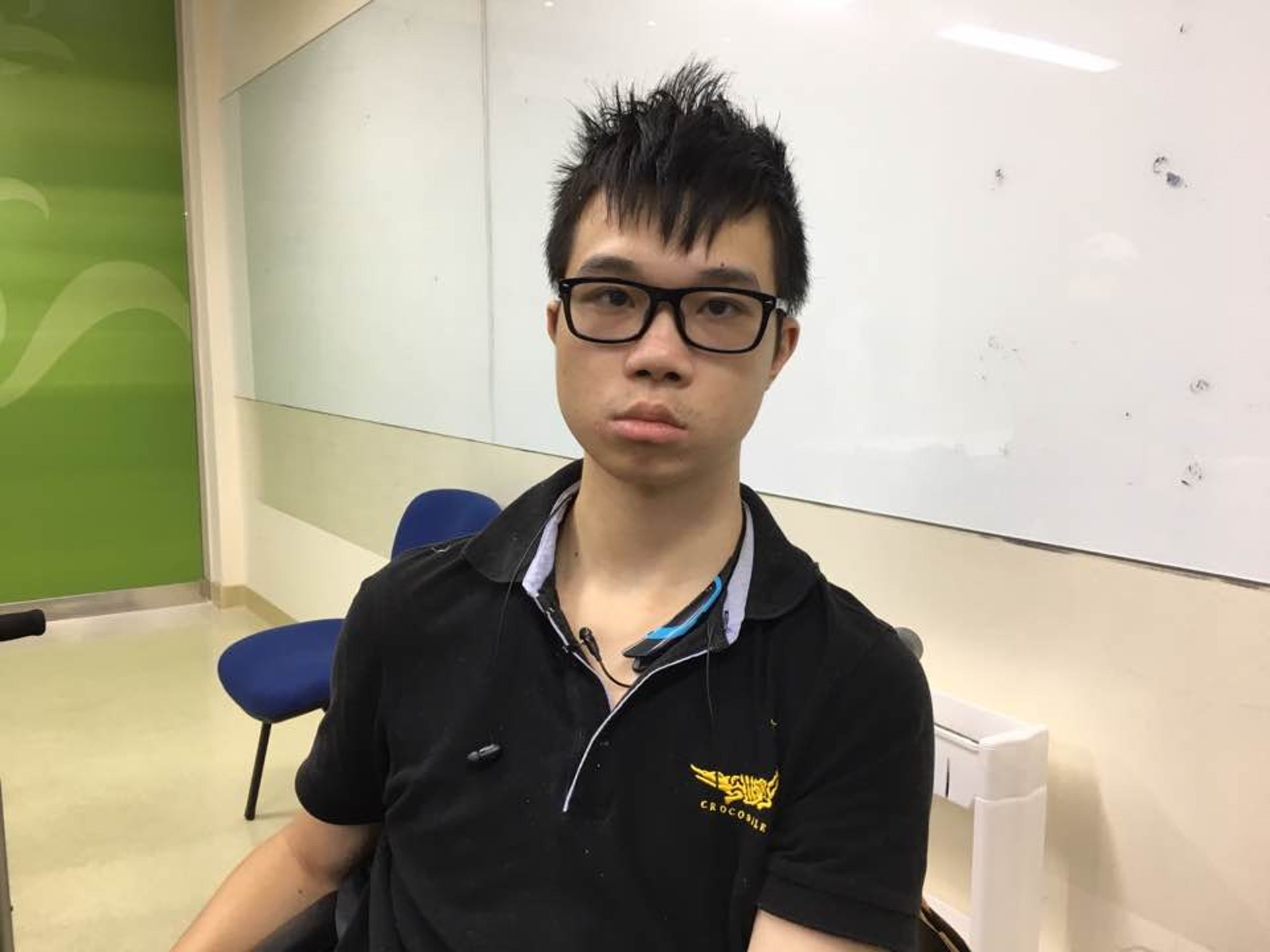 錦源患上小腦委縮症,19歲起發病,要以輪椅代步。(余秋婷攝) 錦源患上小腦委縮症,19歲起發病,要以輪椅代步。(余秋婷攝)