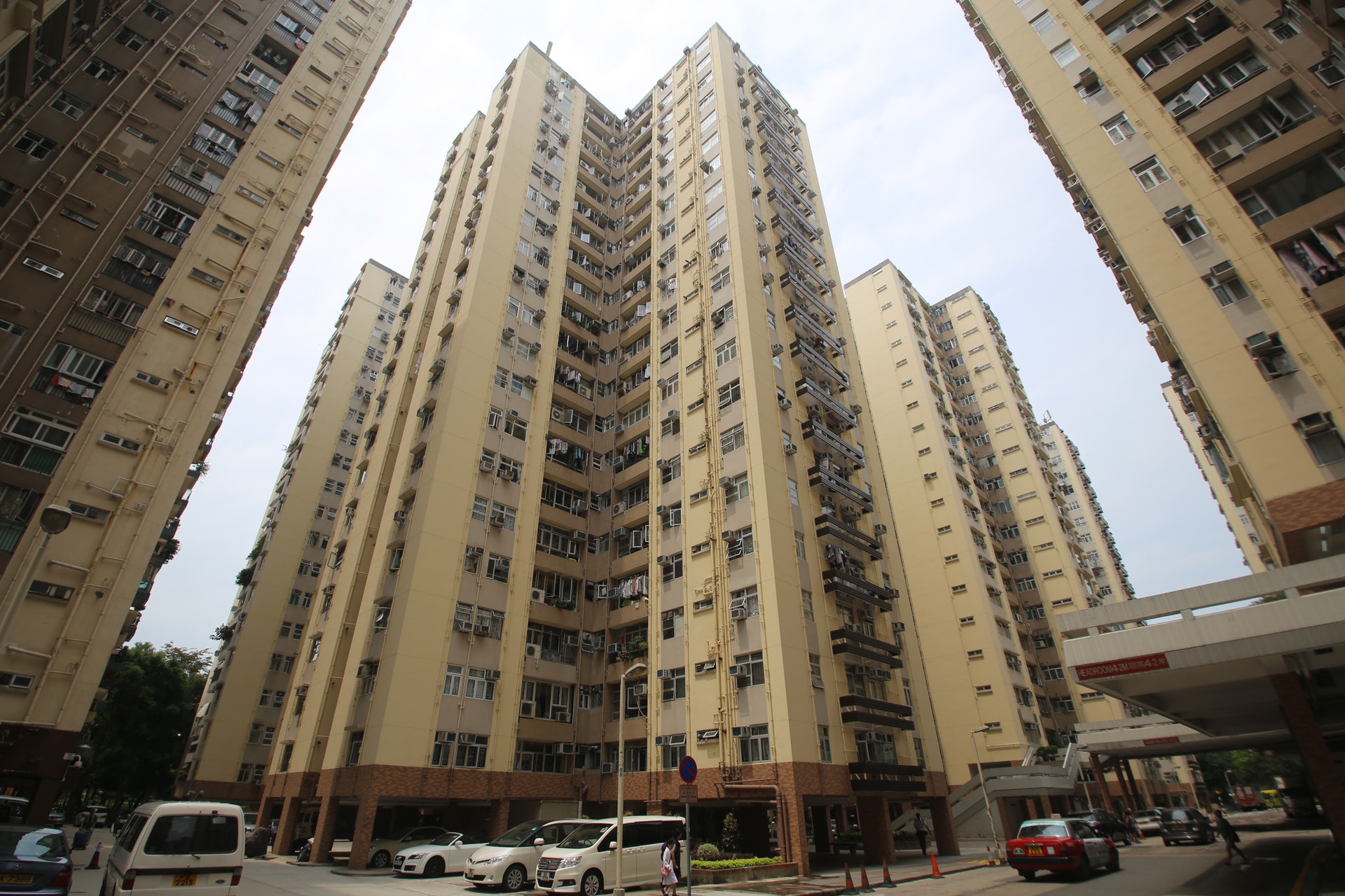 美孚新邨轉眼已經落成48年,其建築特色及第一代中產社區的象徵,曾經在不少電影中登場,例如許鞍華《男人四十》,主角張學友飾演住在那裡的中學老師。(黃寶瑩攝) 美孚新邨轉眼已經落成48年,其建築特色及第一代中產社區的象徵,曾經在不少電影中登場,例如許鞍華《男人四十》,主角張學友飾演住在那裡的中學老師。(黃寶瑩攝)