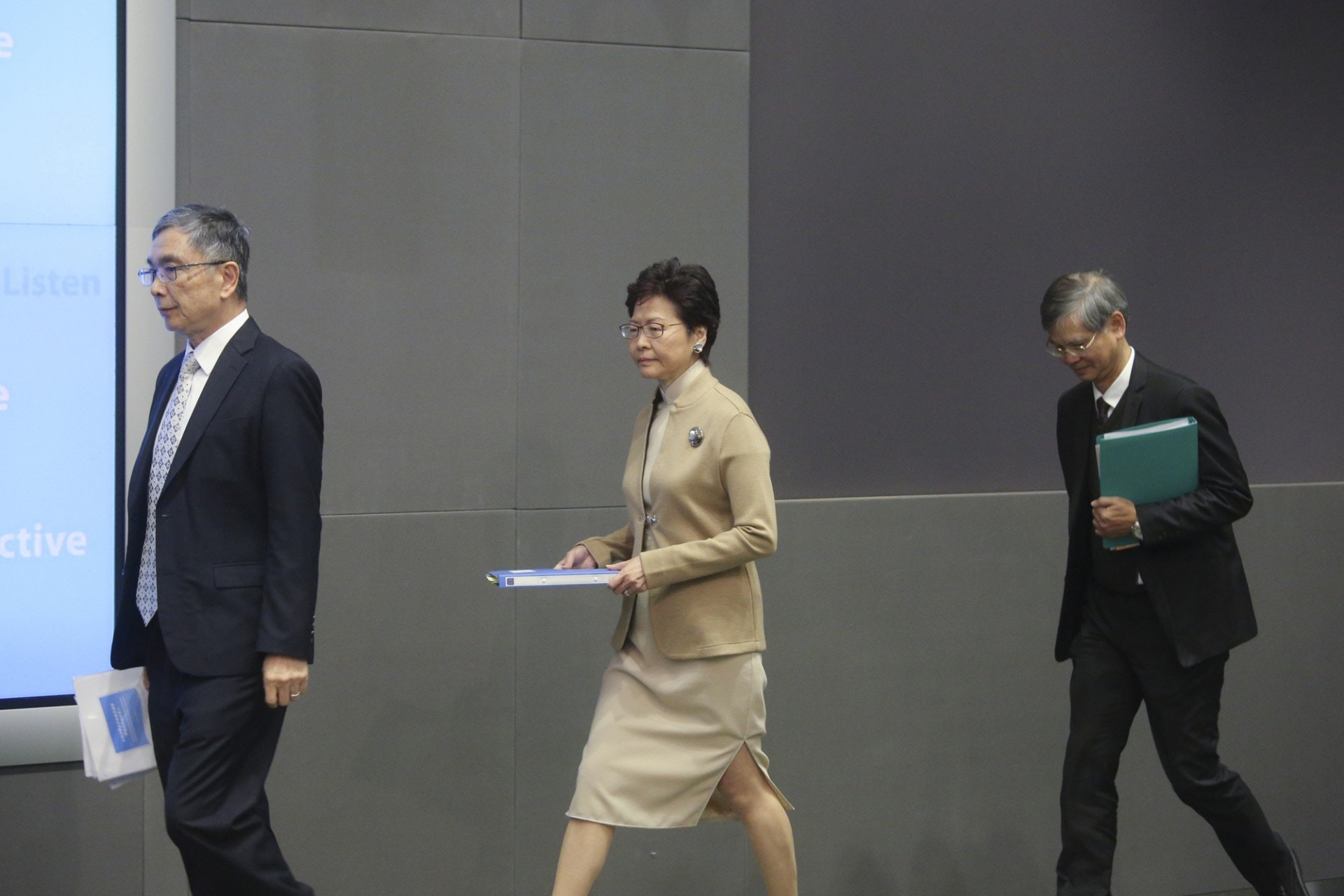 特首林鄭月娥（中）提出「就業支援補助金」措施，補貼60歲至64歲的健全綜援申領人。（林若勤攝）