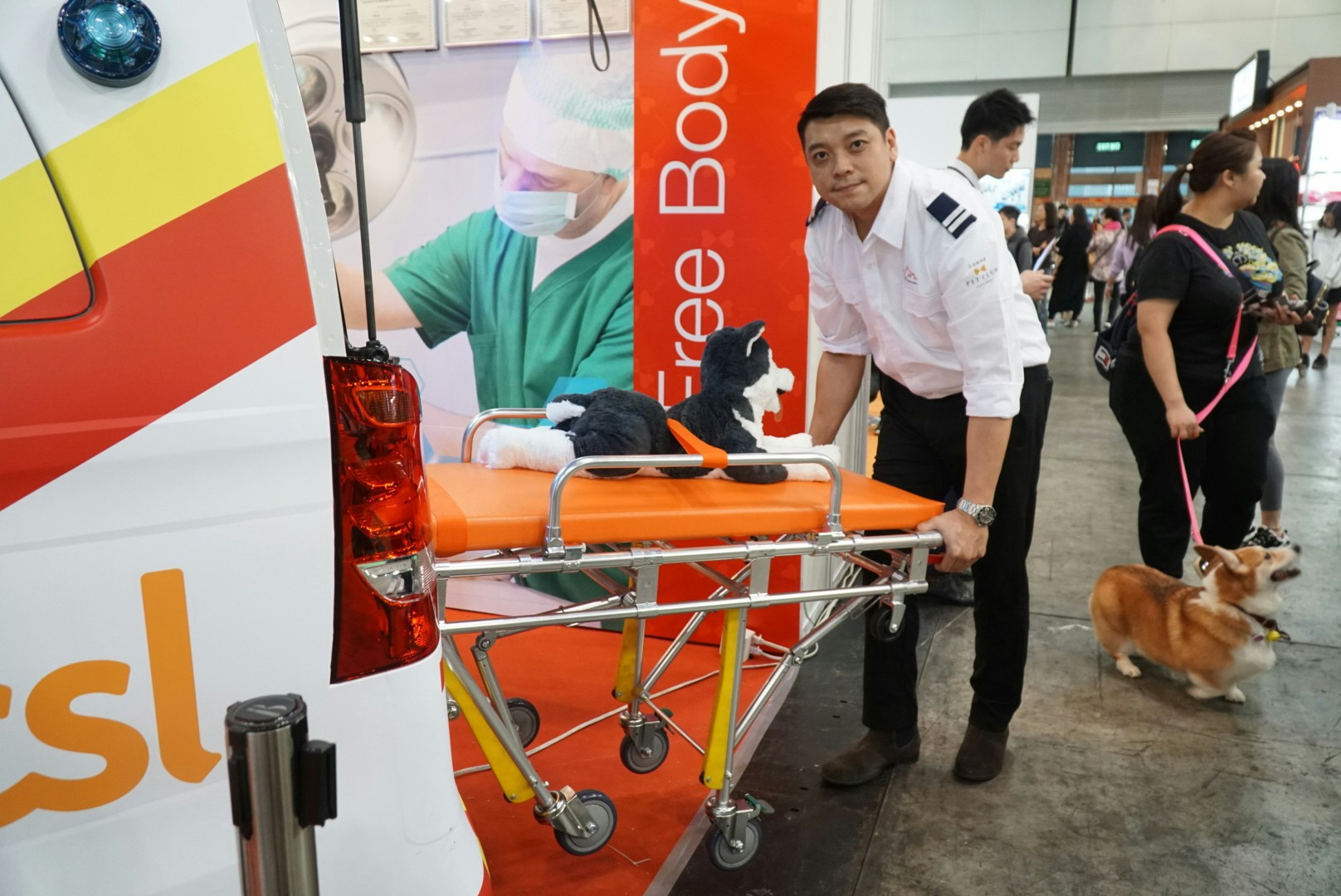 寵物救護員Brian本身是聖約翰救傷隊的成員,對急救已有相當多經驗。 寵物救護員Brian本身是聖約翰救傷隊的成員,對急救已有相當多經驗。