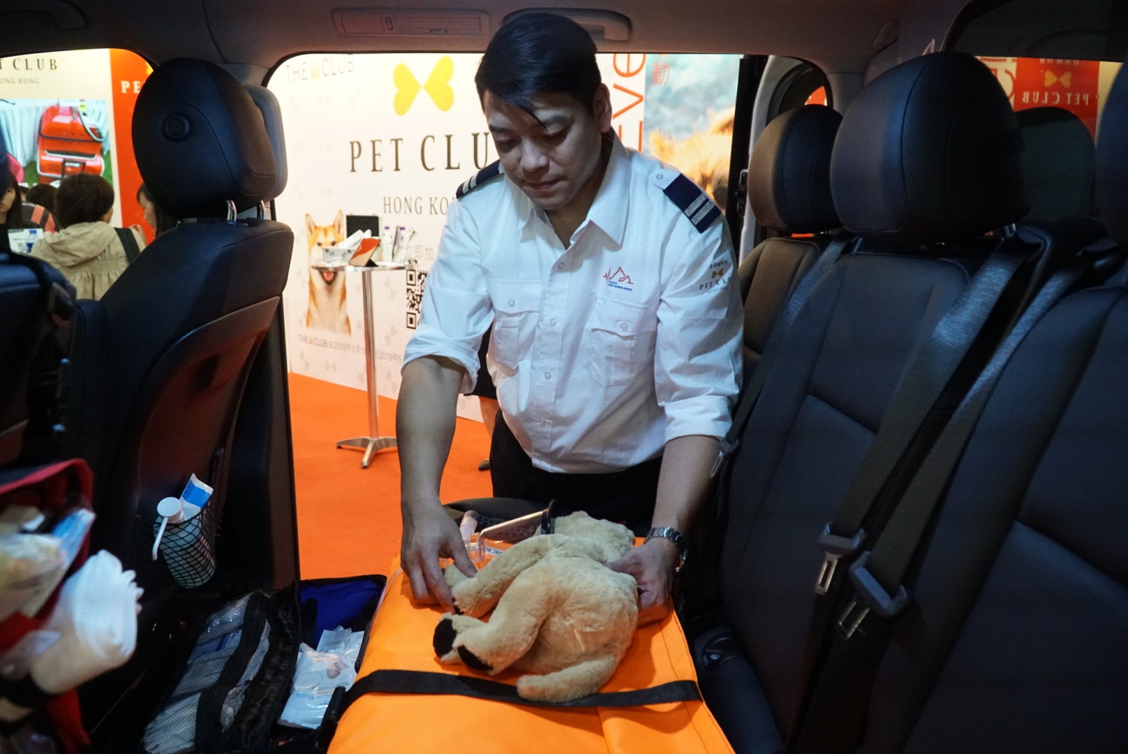 Brian是在網上看到招聘廣告而去應徵做寵物救護員。 Brian是在網上看到招聘廣告而去應徵做寵物救護員。