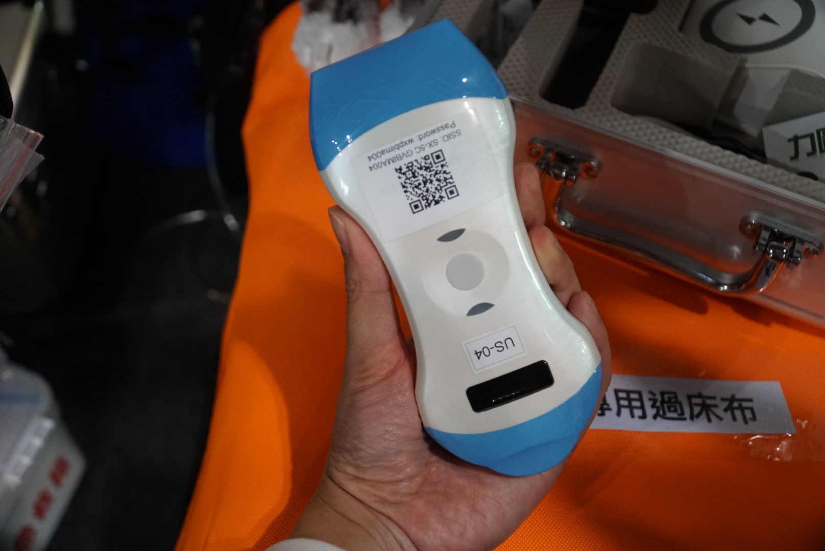 配備無線超聲波診療器,在危急的時間,寵物救護員可以利用診療器,透過wifi把超聲沒畫面傳送至智能手機,即時了解寵物身體狀況。 配備無線超聲波診療器,在危急的時間,寵物救護員可以利用診療器,透過wifi把超聲沒畫面傳送至智能手機,即時了解寵物身體狀況。