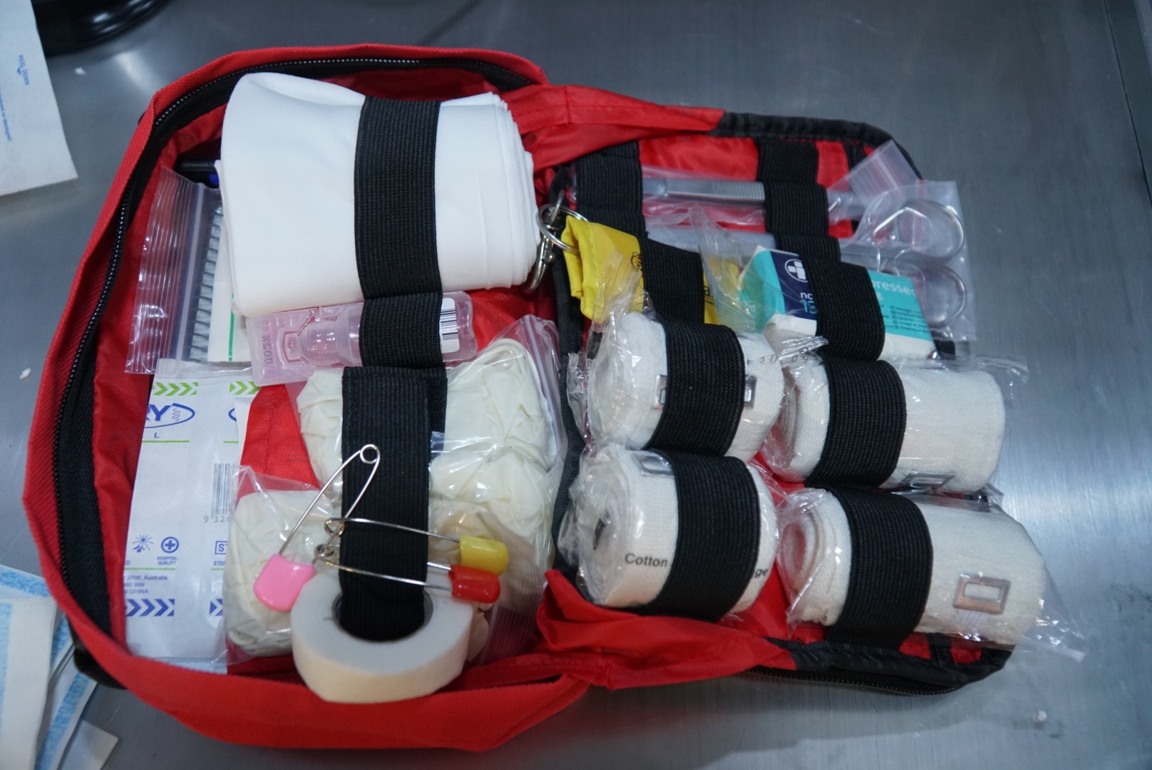 寵物許多時都會有撞傷出血等問題,寵物急救箱裡有紗布藥水,可在送院前作出適當的治療。 寵物許多時都會有撞傷出血等問題,寵物急救箱裡有紗布藥水,可在送院前作出適當的治療。