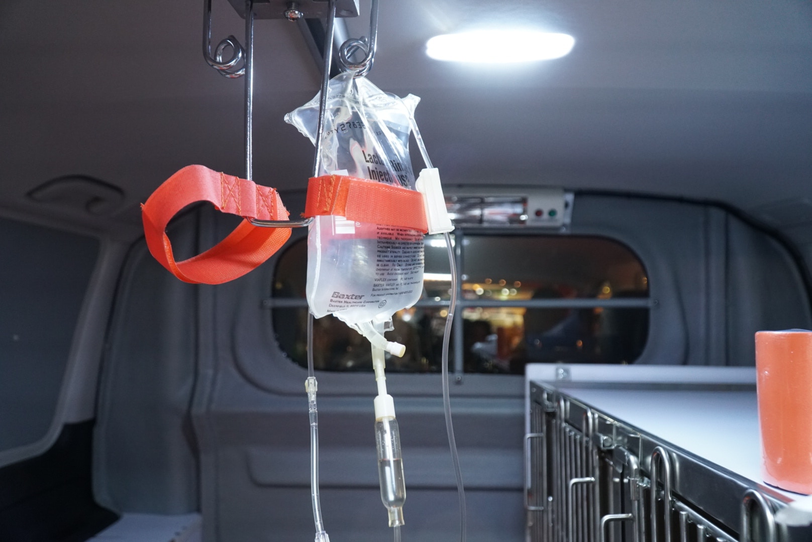 寵物救護車裡也有吊鹽水的設備,能第一時間為有需要的寵物作出急救。 寵物救護車裡也有吊鹽水的設備,能第一時間為有需要的寵物作出急救。