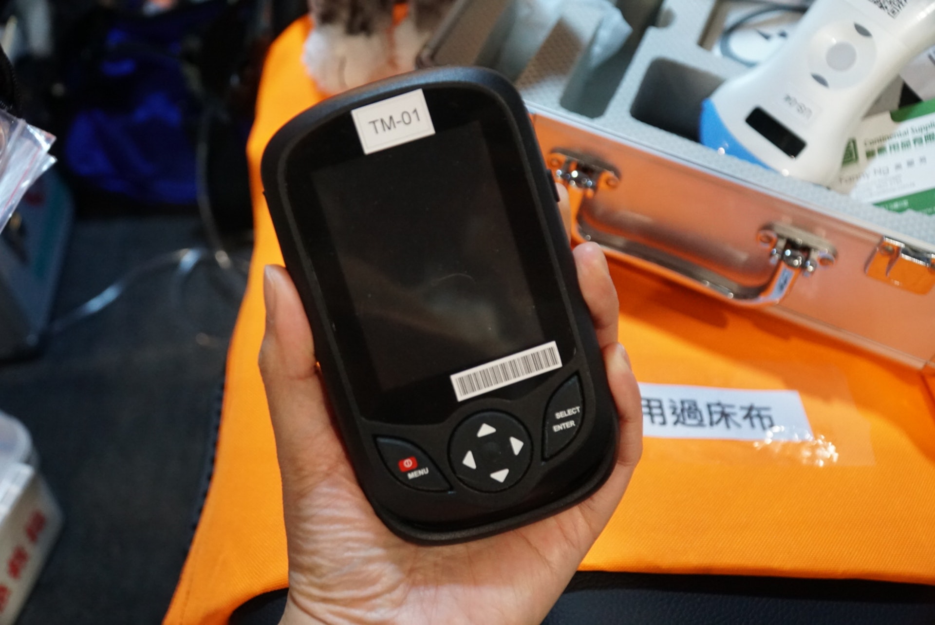 配備手持式熱像測溫儀,利用紅外線技術,直測量寵物體溫,能準確測量寵物身體出現炎症的地方,讓醫生能作出更準確的治療。 配備手持式熱像測溫儀,利用紅外線技術,直測量寵物體溫,能準確測量寵物身體出現炎症的地方,讓醫生能作出更準確的治療。