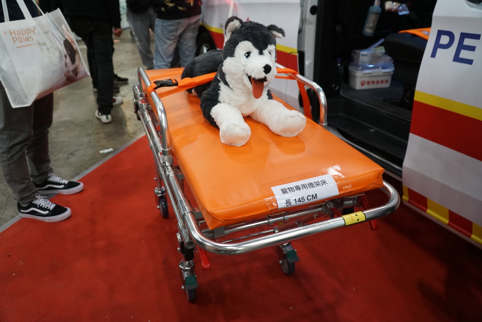 寵物專用擔架相當實用,可負重30至40公斤的寵物。 寵物專用擔架相當實用,可負重30至40公斤的寵物。