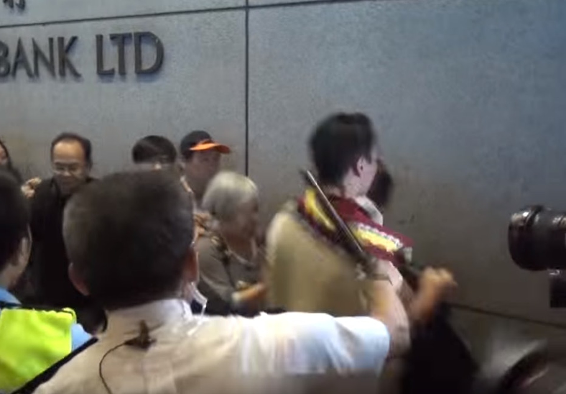 朱經緯被控揮動警棍,襲擊男途人鄭仲恒。。(DBC影片截圖) 朱經緯被控揮動警棍,襲擊男途人鄭仲恒。。(DBC影片截圖)