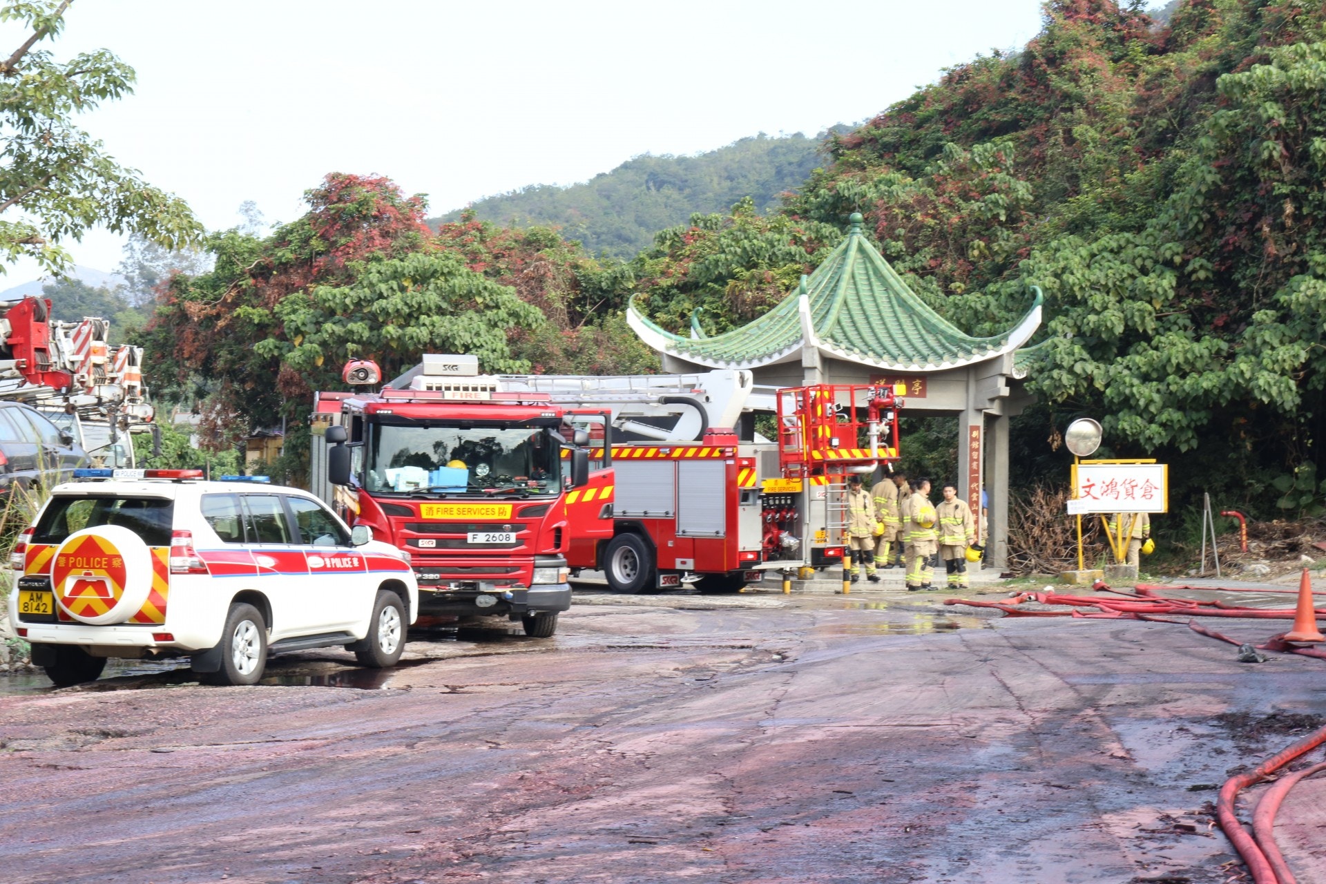 屯門染紅 貨倉爆炸衣物染料污水流出 血染 大欖涌河 香港01 突發