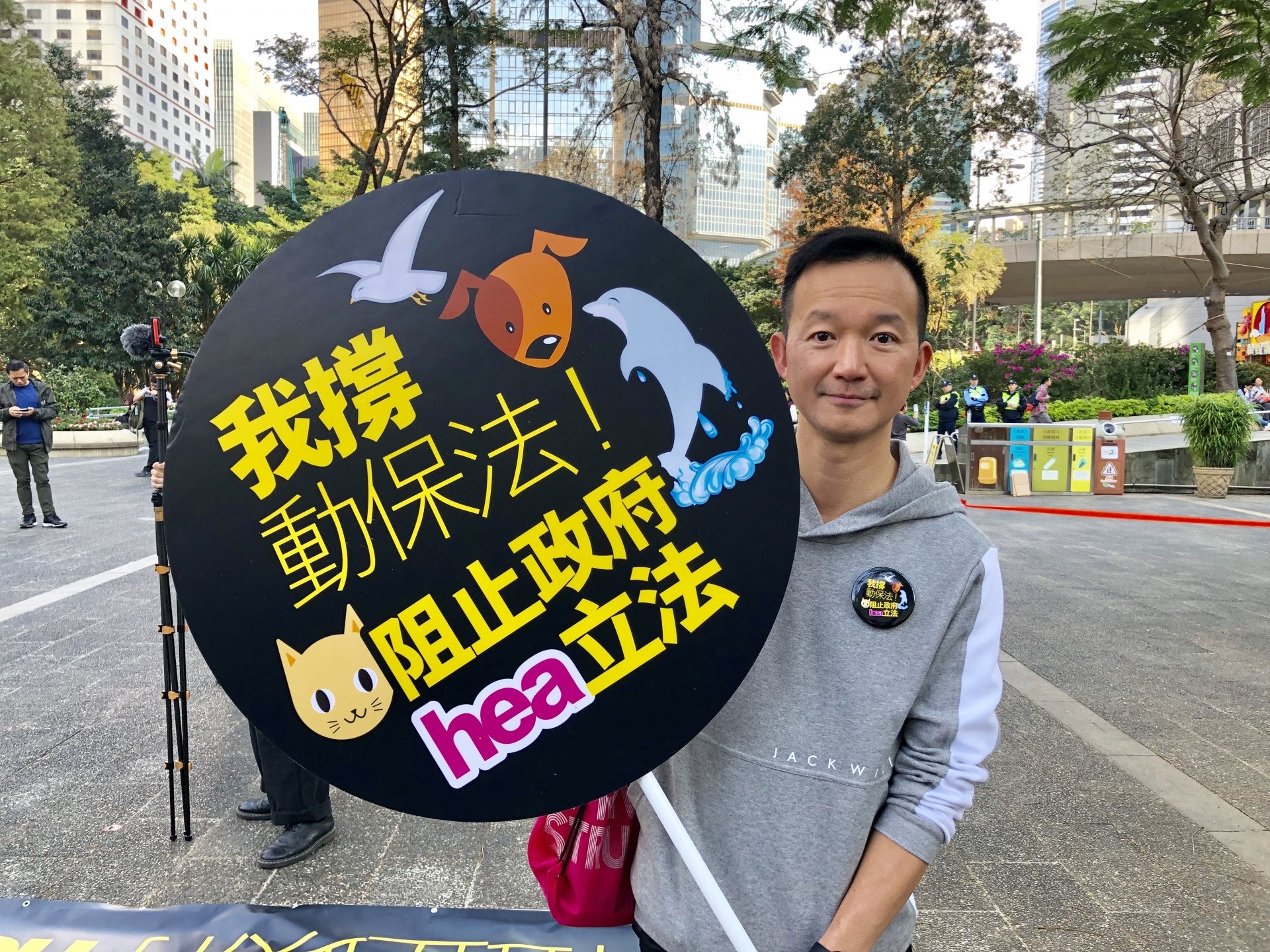 立法會議員陳志全接受《香港01》訪問表示,動物在社會上的處境其實比長者更加弱勢,「動物識得發出有聲音,但唔識表達內容嘅意思,佢哋唔識同人講嘢,亦都唔識得為自己爭取權益!」(鄧偉傑攝) 立法會議員陳志全接受《香港01》訪問表示,動物在社會上的處境其實比長者更加弱勢,「動物識得發出有聲音,但唔識表達內容嘅意思,佢哋唔識同人講嘢,亦都唔識得為自己爭取權益!」(鄧偉傑攝)