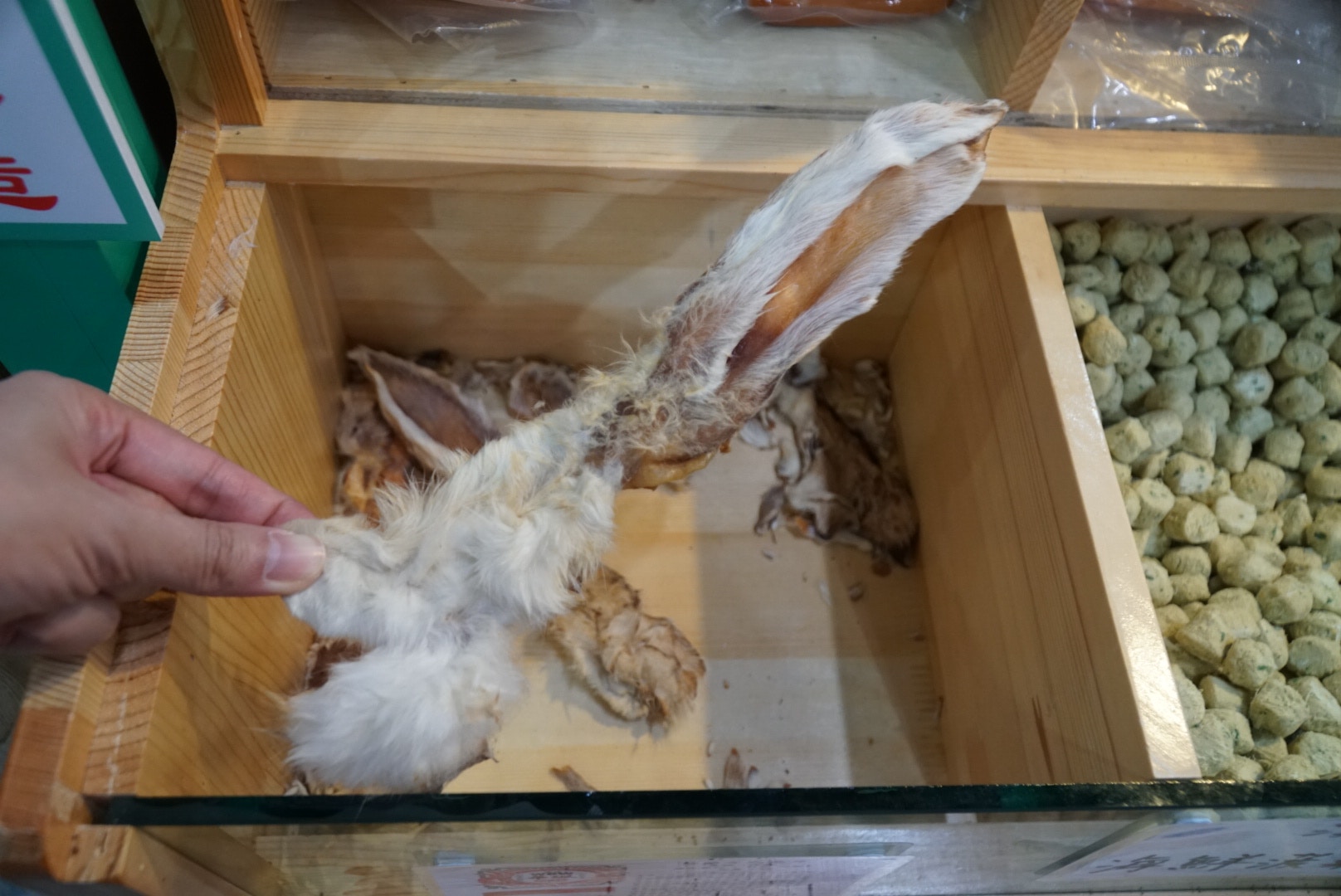 部分攤位更售賣毛茸茸的兔耳零食。(胡巧欣攝) 部分攤位更售賣毛茸茸的兔耳零食。(胡巧欣攝)