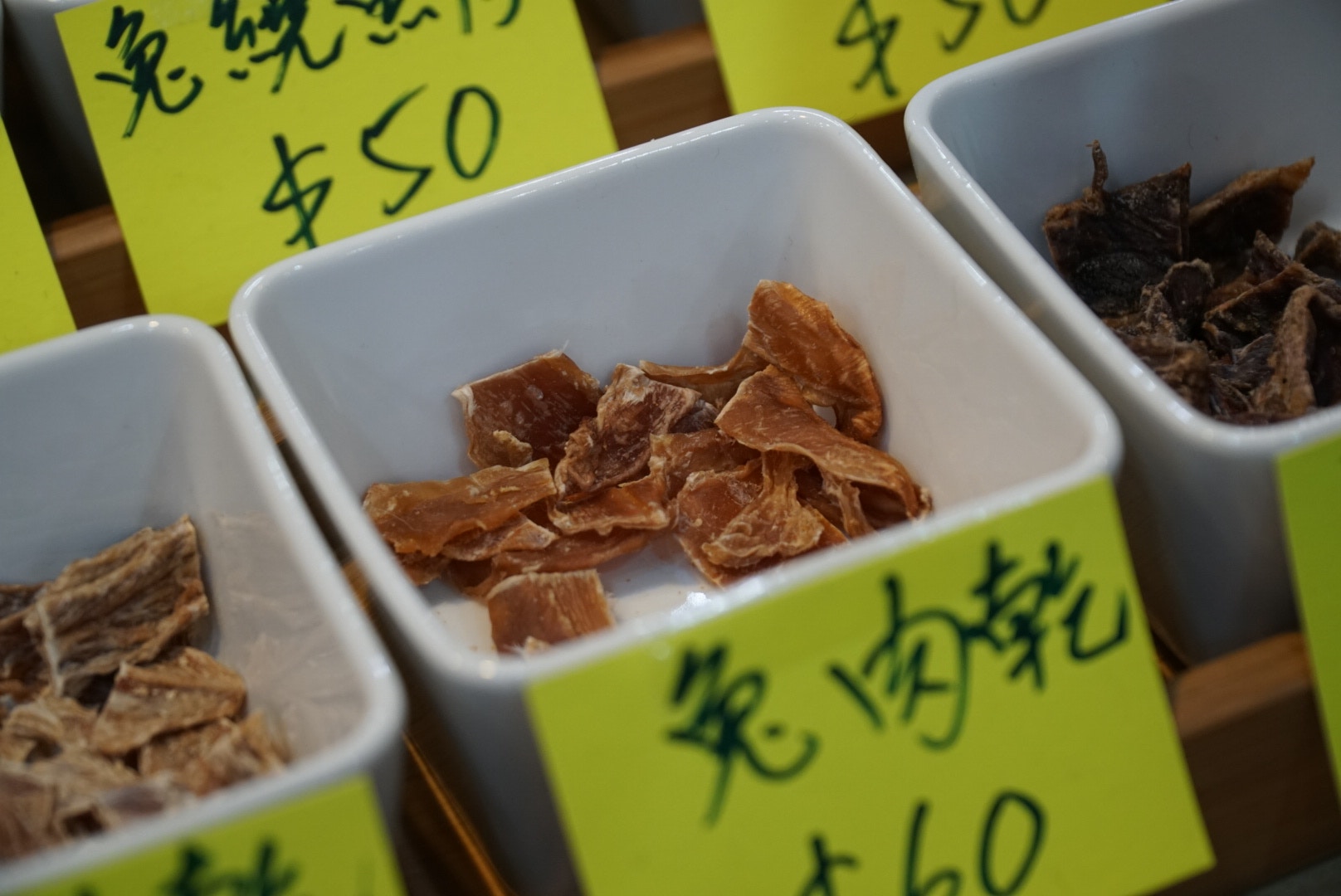 寵物節內不少攤位以兔肉乾糧作招徠。(胡巧欣攝) 寵物節內不少攤位以兔肉乾糧作招徠。(胡巧欣攝)