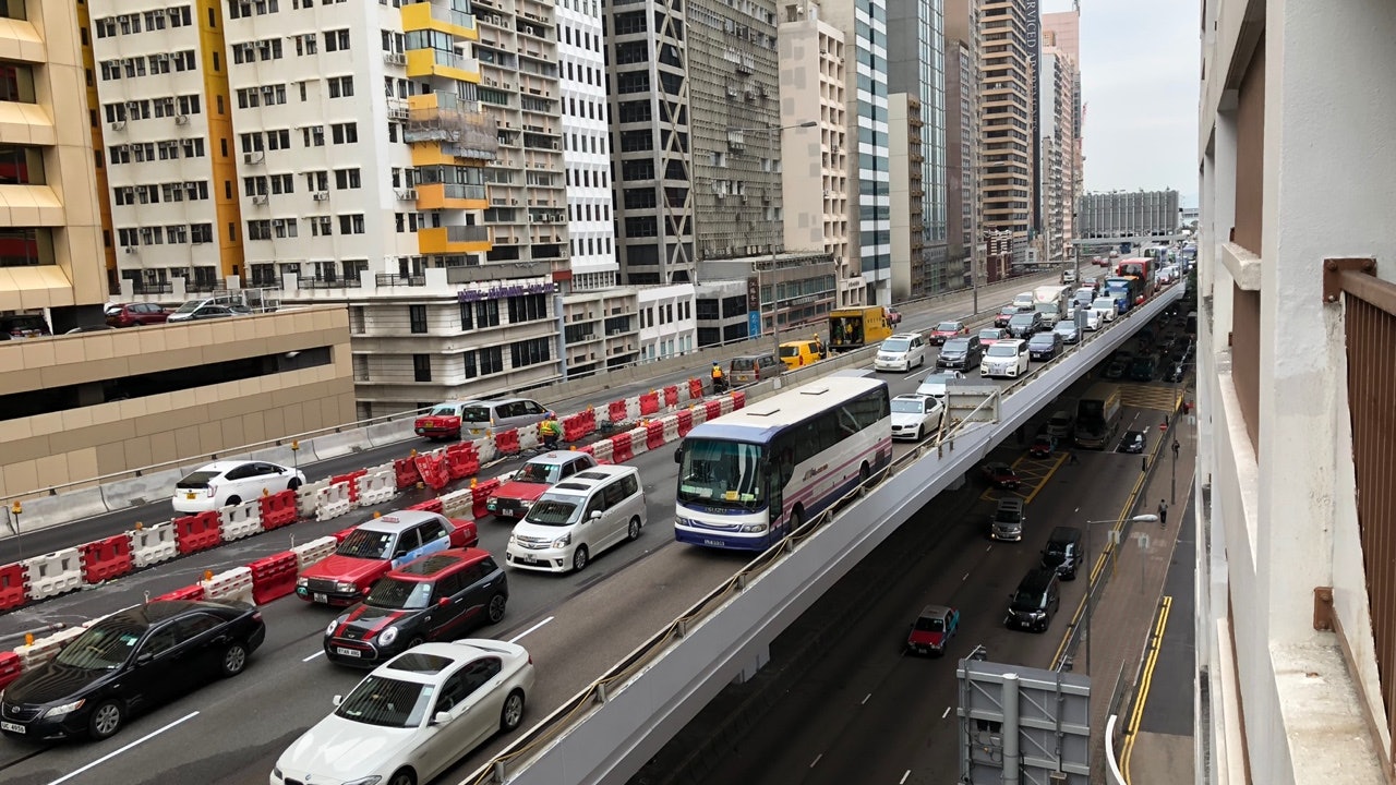 【中環灣仔繞道】開通首上班日 干諾道中天橋往中環方向現車龍 【中環灣仔繞道】開通首上班日 干諾道中天橋往中環方向現車龍