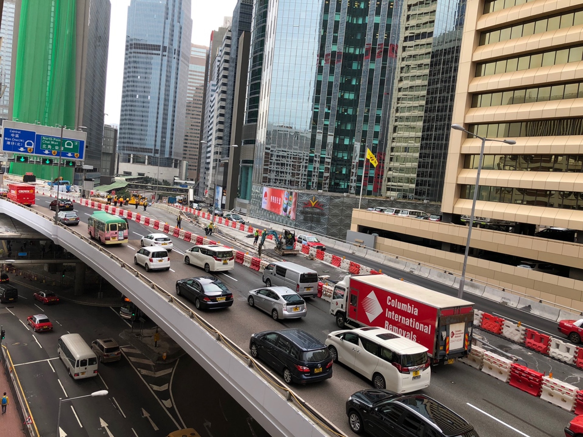 早上9時許,干諾道中天橋往中環方向現車龍。(黃雅盈攝) 早上9時許,干諾道中天橋往中環方向現車龍。(黃雅盈攝)