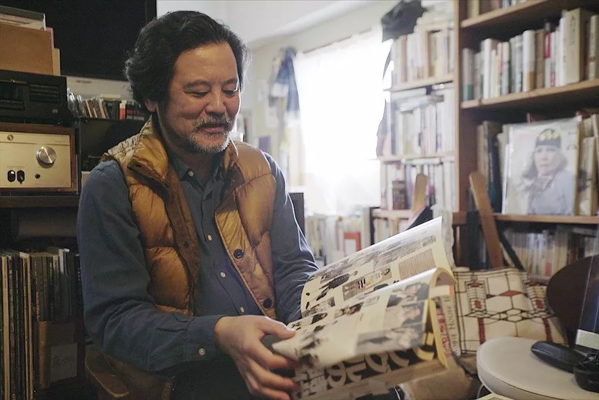 三浦展翻閱《acros》雜誌(一条提供) 三浦展翻閱《acros》雜誌(一条提供)