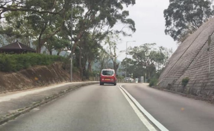 紅色私家車車主懷疑把Dale接走。(受訪者提供) 紅色私家車車主懷疑把Dale接走。(受訪者提供)