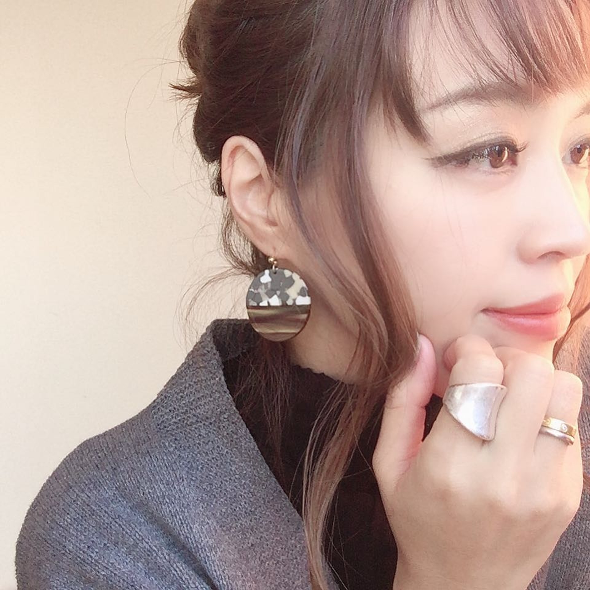 日本女生Miho擅長以多項單品搭配出不同的造型。(miho.a.nico@Instagram)