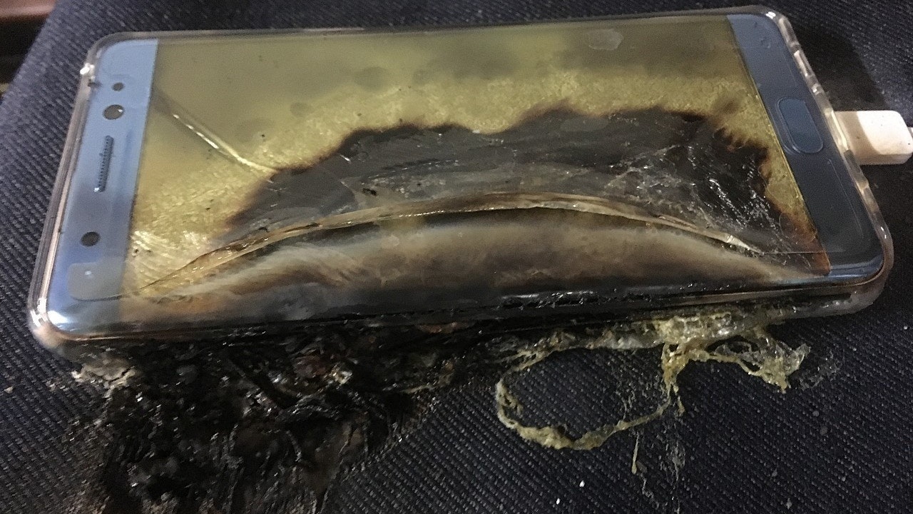 【Note7爆炸】香港再爆 網吧職員叉電出煙 顧客急疏散