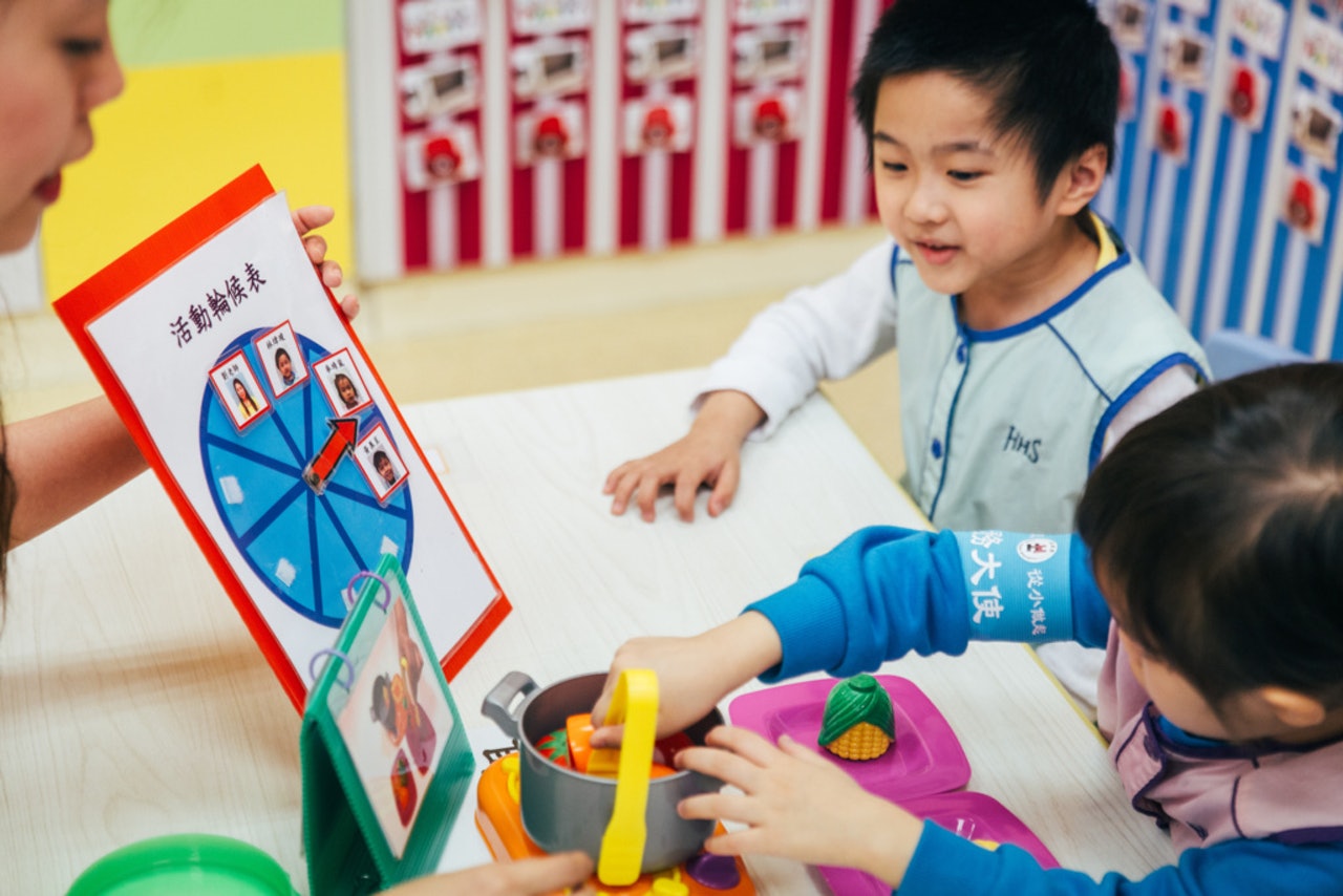 裕明特殊幼兒中心的導師使用輪候表展示玩遊戲的次序,小朋友都乖乖耐心等候。(歐嘉樂攝) 裕明特殊幼兒中心的導師使用輪候表展示玩遊戲的次序,小朋友都乖乖耐心等候。(歐嘉樂攝)