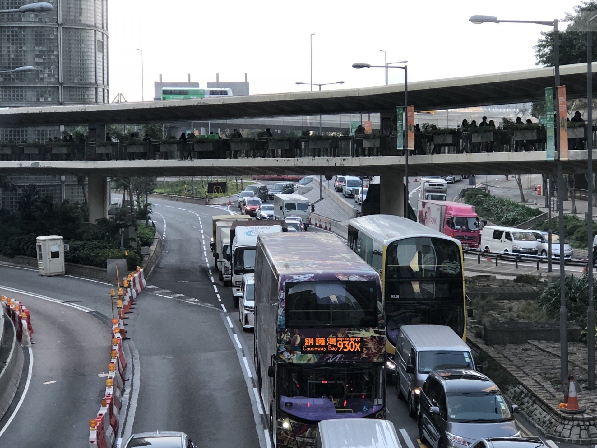 中環灣仔繞道通車後迎來首個工作日，繞道早上西行往中環方向擠塞。(資料圖片/李澤彤攝)