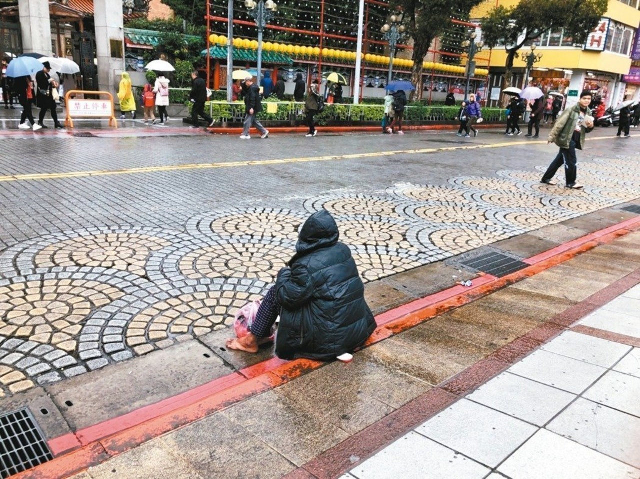 一名網友將一袋舊衣物捐給街友,沒想到其中一位街友竟將衣物整袋扛走。(聯合新聞網提供) 一名網友將一袋舊衣物捐給街友,沒想到其中一位街友竟將衣物整袋扛走。(聯合新聞網提供)