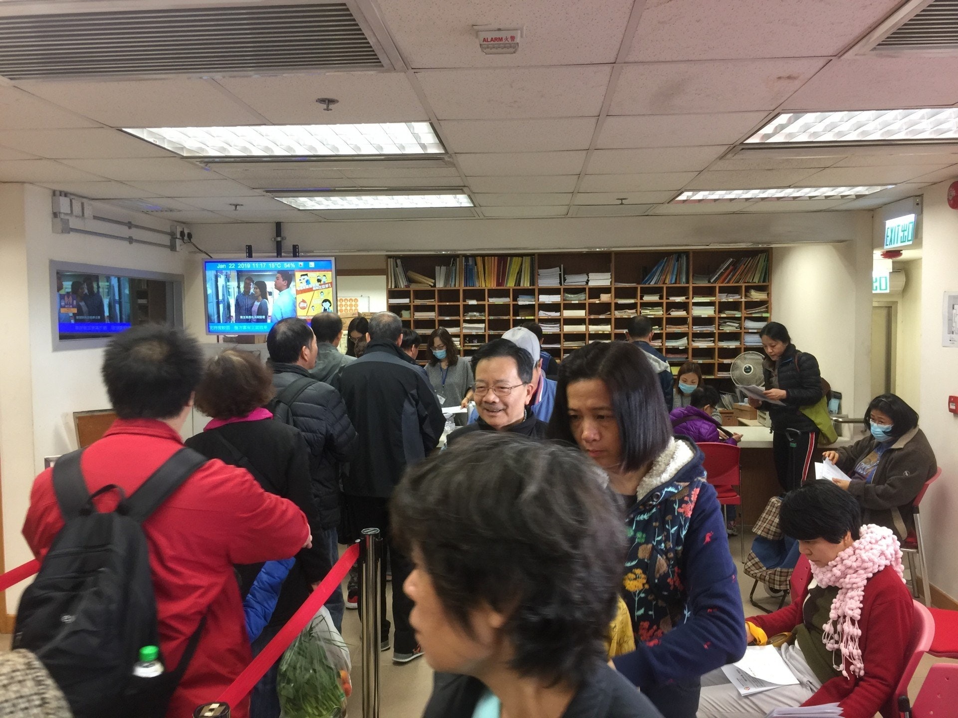 各民政諮詢中心於周一開始派發「關愛共享計劃」申請表格。 (資料圖片/李家偉攝) 各民政諮詢中心於周一開始派發「關愛共享計劃」申請表格。 (資料圖片/李家偉攝)