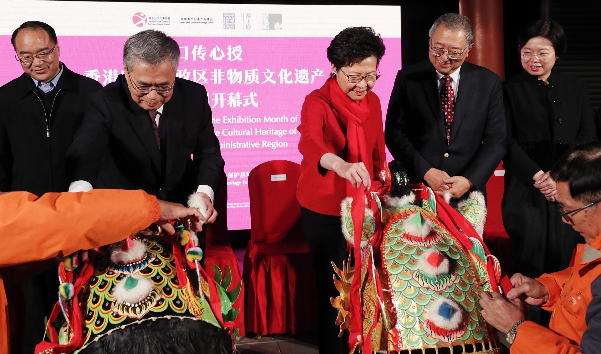 2018年12月15日,「口傳心授:香港特別行政區非物質文化遺產」展覽在北京恭王府博物館開幕。(資料圖片/視覺中國) 2018年12月15日,「口傳心授:香港特別行政區非物質文化遺產」展覽在北京恭王府博物館開幕。(資料圖片/視覺中國)