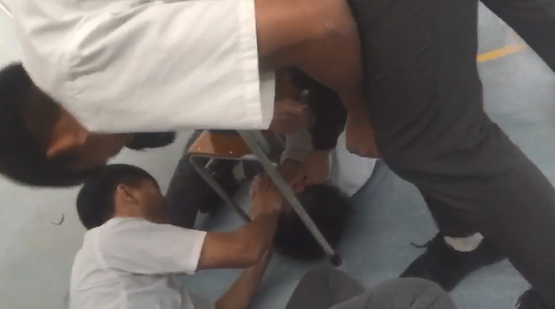 仁濟醫院董之英紀念中學疑發生校園欺凌事件,一名男生遭受同學「扭耳仔」,甚至被多位同學脫褲打屁股。(短片截圖) 仁濟醫院董之英紀念中學疑發生校園欺凌事件,一名男生遭受同學「扭耳仔」,甚至被多位同學脫褲打屁股。(短片截圖)