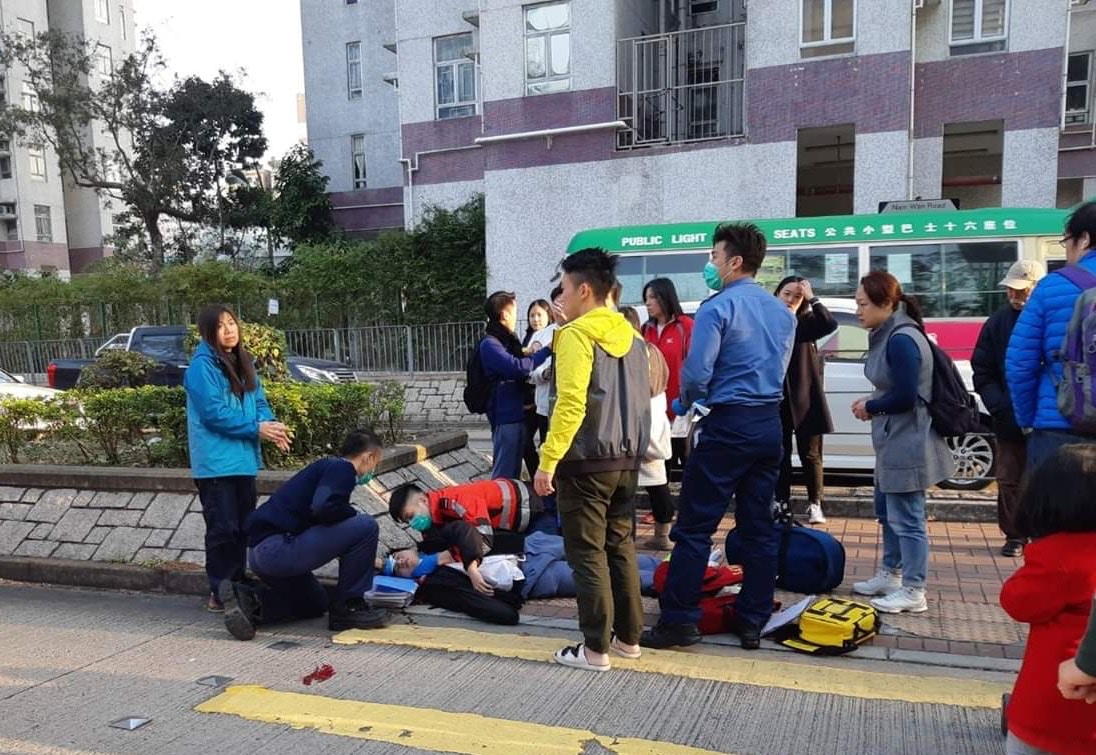 九巴學生車禍 趕返學中三男生捱九巴撞留醫一日仍情況危殆 香港01 突發