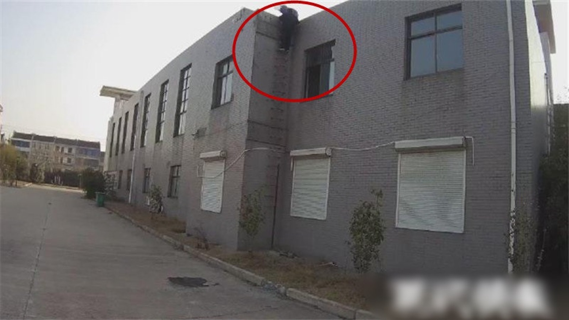 警員到場把男孩接回至地面。(現代快報) 警員到場把男孩接回至地面。(現代快報)