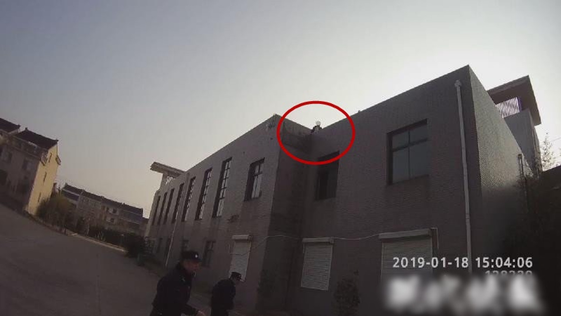 該男孩登上屋頂後,卻不敢下來。(現代快報) 該男孩登上屋頂後,卻不敢下來。(現代快報)