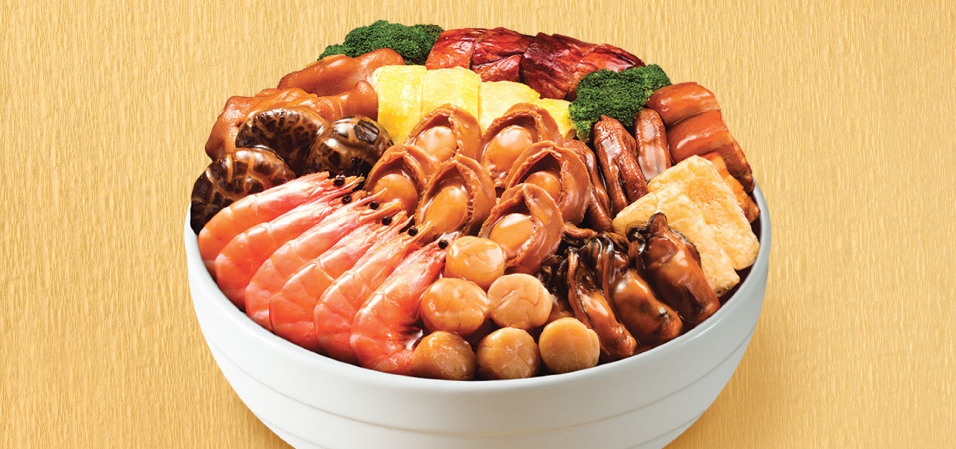 【美心】富貴鮑魚盆菜 (6位用) $678 原隻蠔皇鮑魚(6隻)、北海道原粒元貝(6粒)、蠔豉(6隻)、豉油皇蝦(6隻)、黃金卷(6件)、南乳豬手、鹽香雞、燒鴨、燜鴨掌、燜豬肉、豬皮、花菇、栗子、西蘭花、芋頭、燜蘿蔔、枝竹及蒜子。