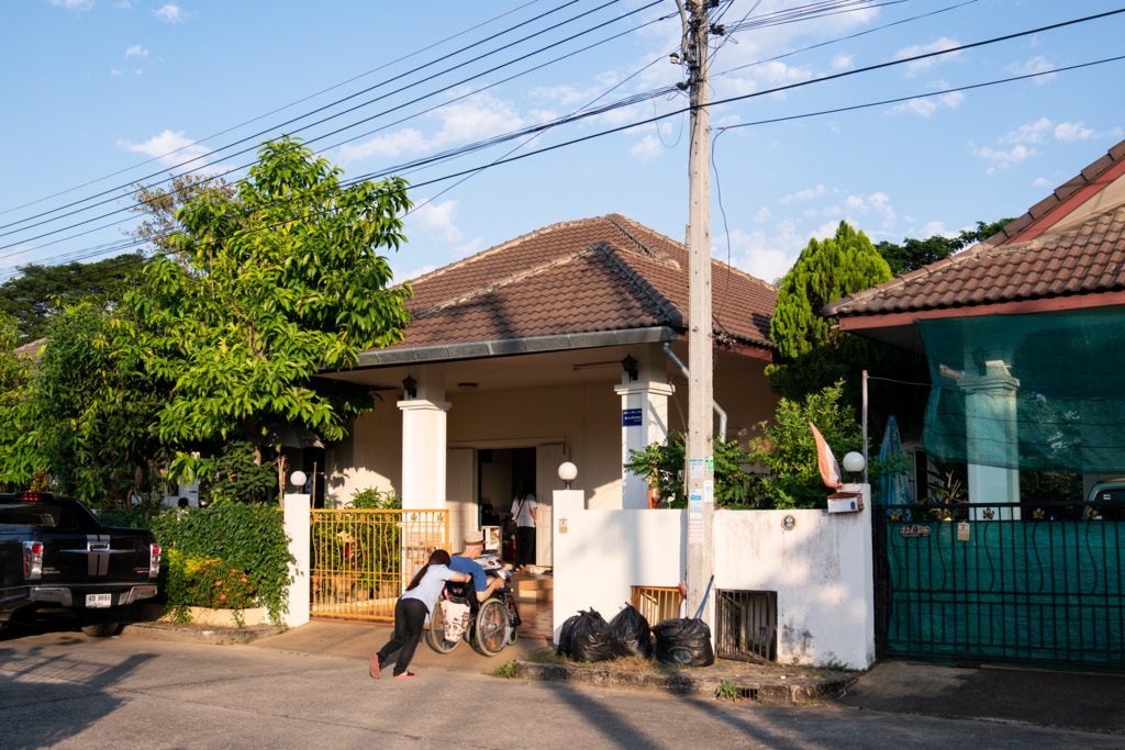 一位瑞士人於清邁辦護老院，租幾間獨立屋，讓院友居住。每天能自由活動。(吳鍾坤攝)