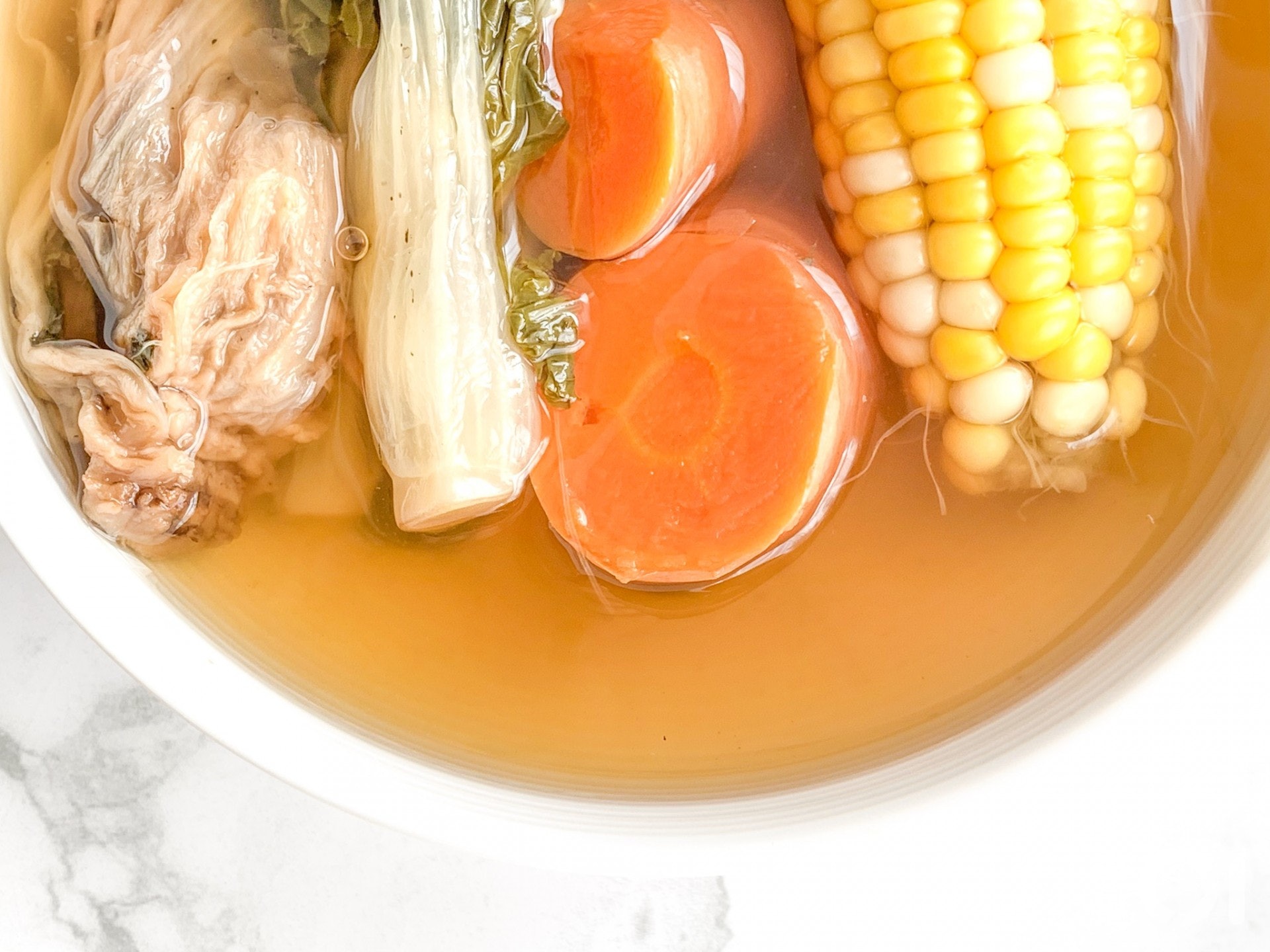 金銀菜粟米湯味道清甜，湯色淳厚。由於食材屬性偏涼，加幾片薑可中和寒性。脾胃虛寒、容易腹瀉腹痛的人士慎服。