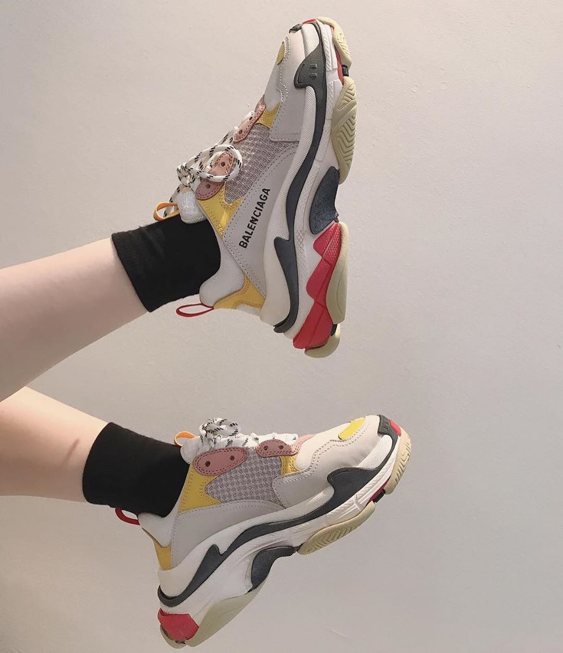 自從Balenciaga推出了一款外型奇特、線條複雜多變的厚底Dad Sneakers,隨即帶起了一股Ugly Sneakers的熱潮。(@hypebabe)