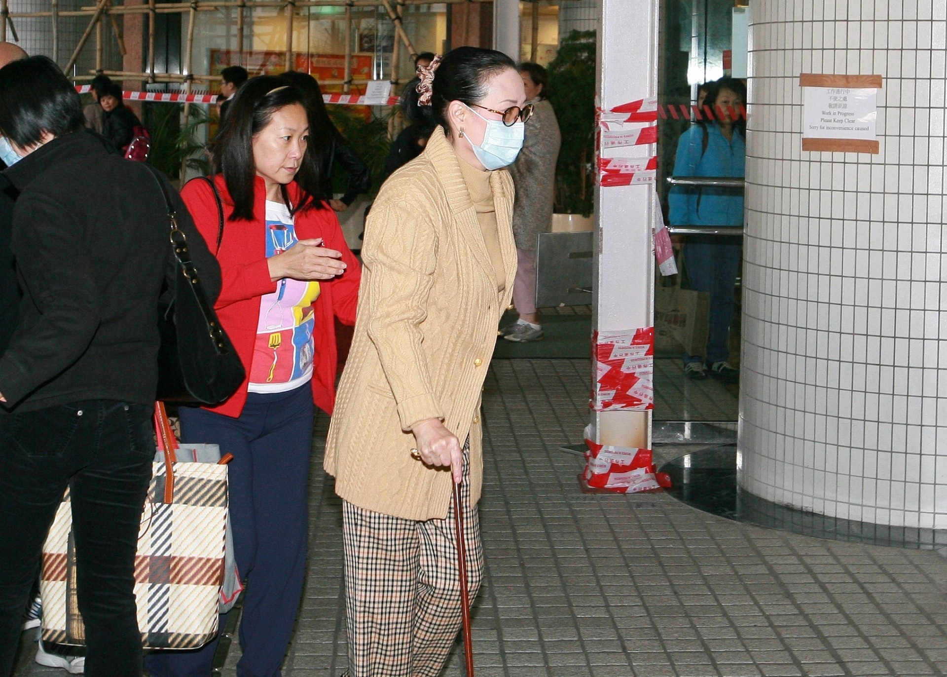 何鴻燊與二房藍瓊纓共育有1子4女,分別為何猷龍、何超瓊、何超鳳、何超葭,以及何超儀。據悉,藍瓊纓目前定居加拿大。(視覺中國) 何鴻燊與二房藍瓊纓共育有1子4女,分別為何猷龍、何超瓊、何超鳳、何超葭,以及何超儀。據悉,藍瓊纓目前定居加拿大。(視覺中國)