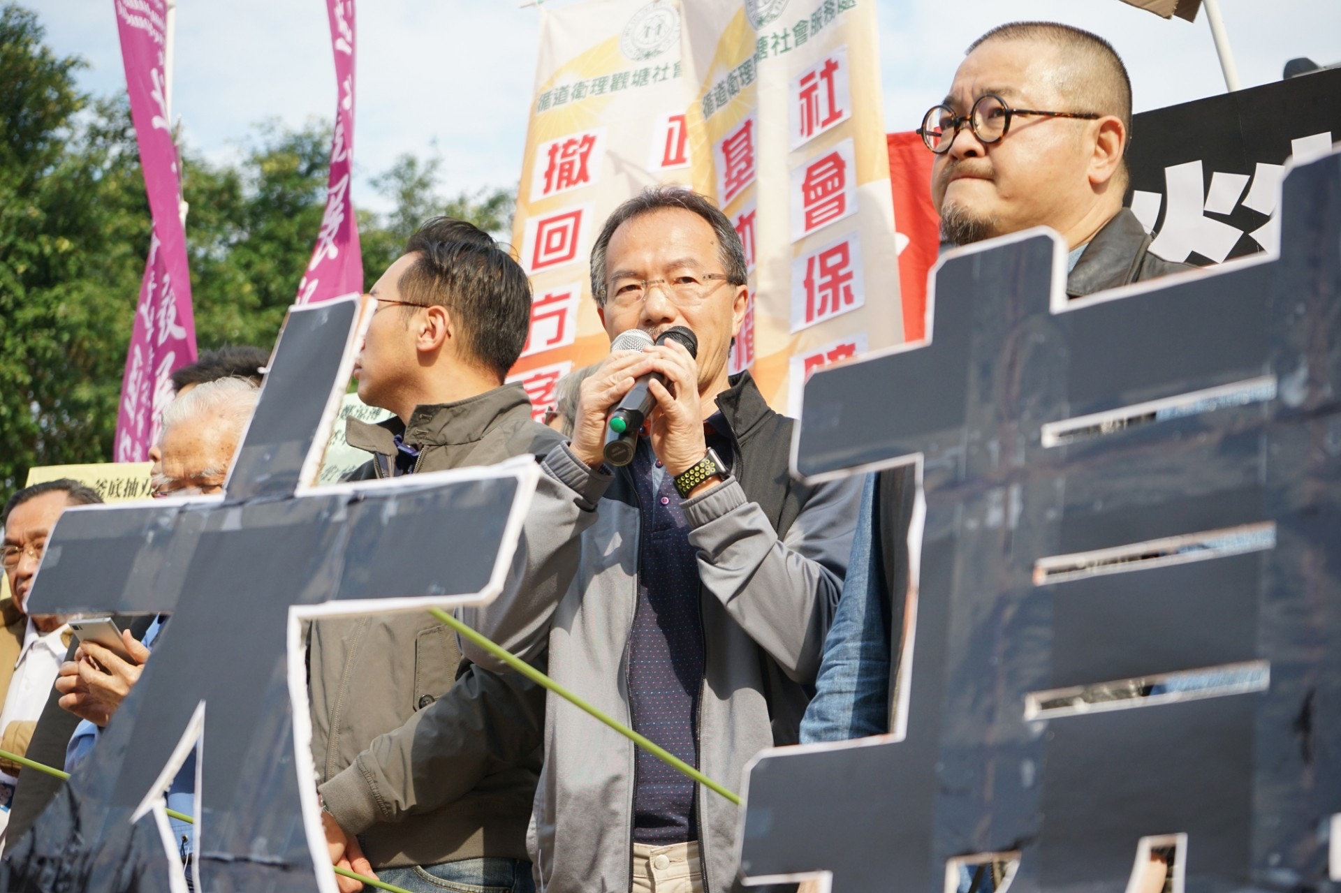 張超雄表示，現時長者貧窮率超過三成，政府應引以為恥，但偏偏政府卻進一步向長者「開刀」。（洪嘉徽攝）