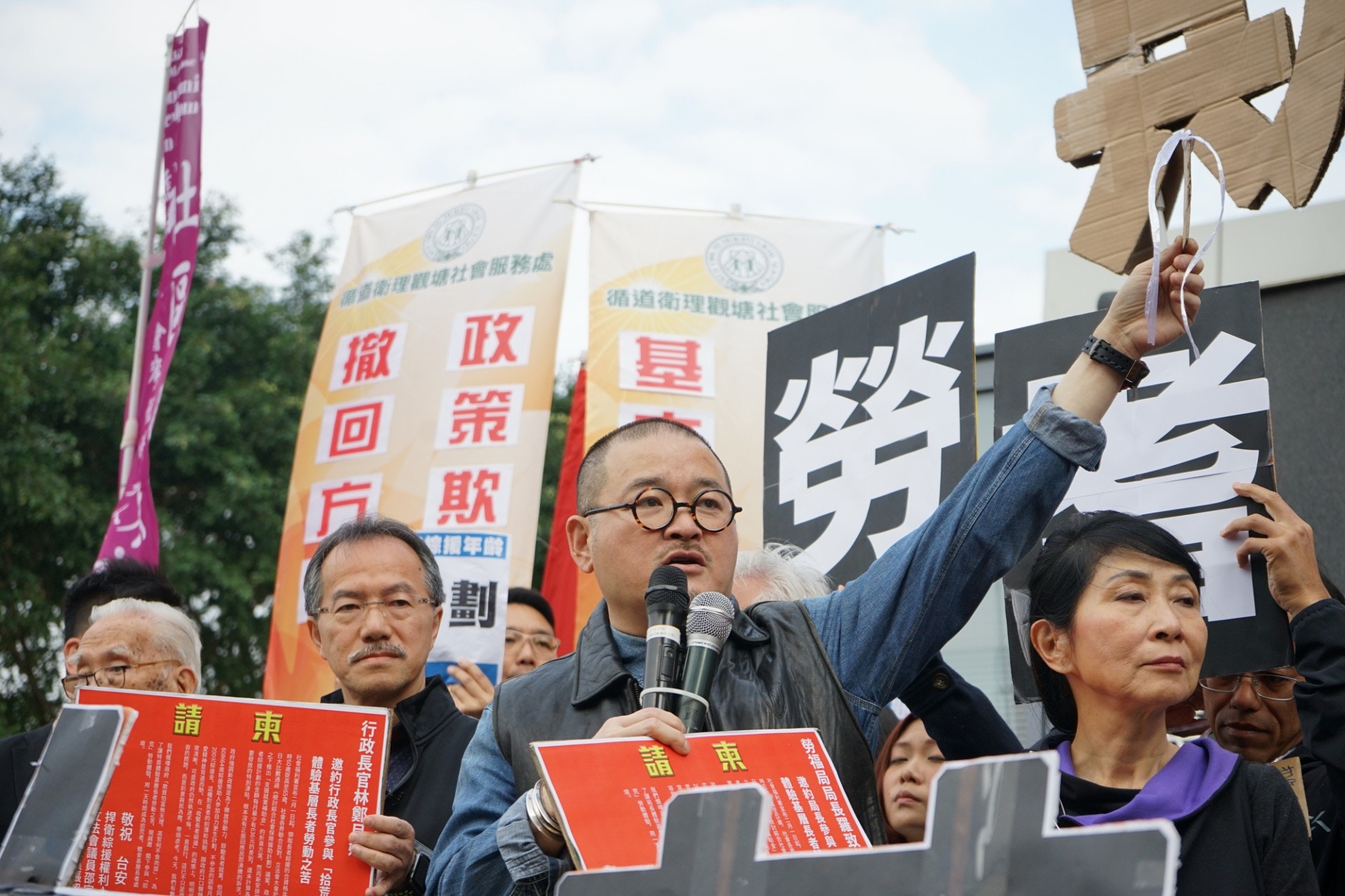 邵家臻批評政府由2017年有意收緊長者綜援年齡開始至今，完全沒有諮詢業界。（洪嘉徽攝）